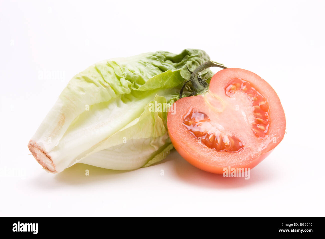 Little Gem Salat mit geschnittenem Rindfleisch Tomaten auf weißen Hintergrund isoliert. Stockfoto