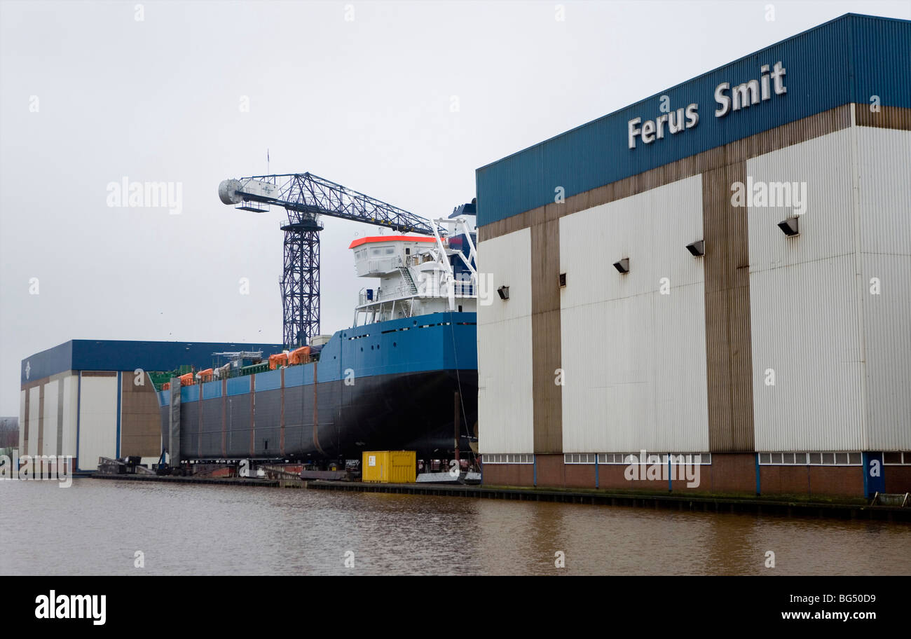 Fertigstellung eines Schiffes auf einer Werft, Groningen, Niederlande Stockfoto