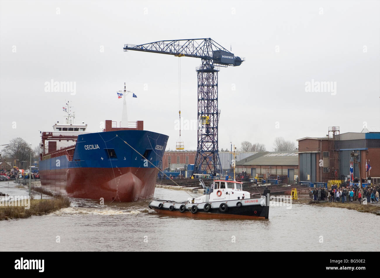 Fertigstellung eines Schiffes auf einer Werft, Groningen, Niederlande Stockfoto