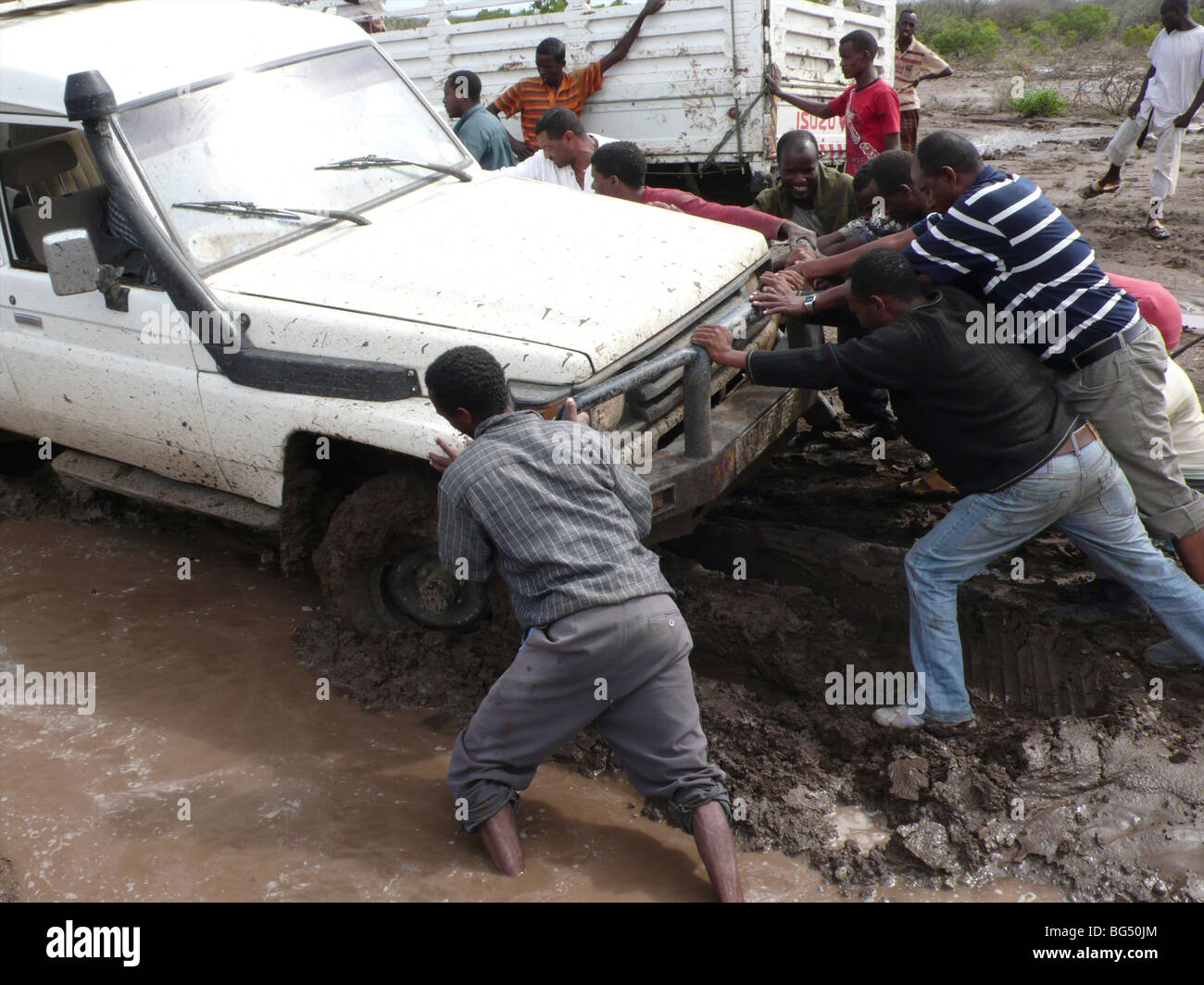 Die Straßen sind schlecht in Äthiopien und alle Autos im Schlamm stecken. Stockfoto
