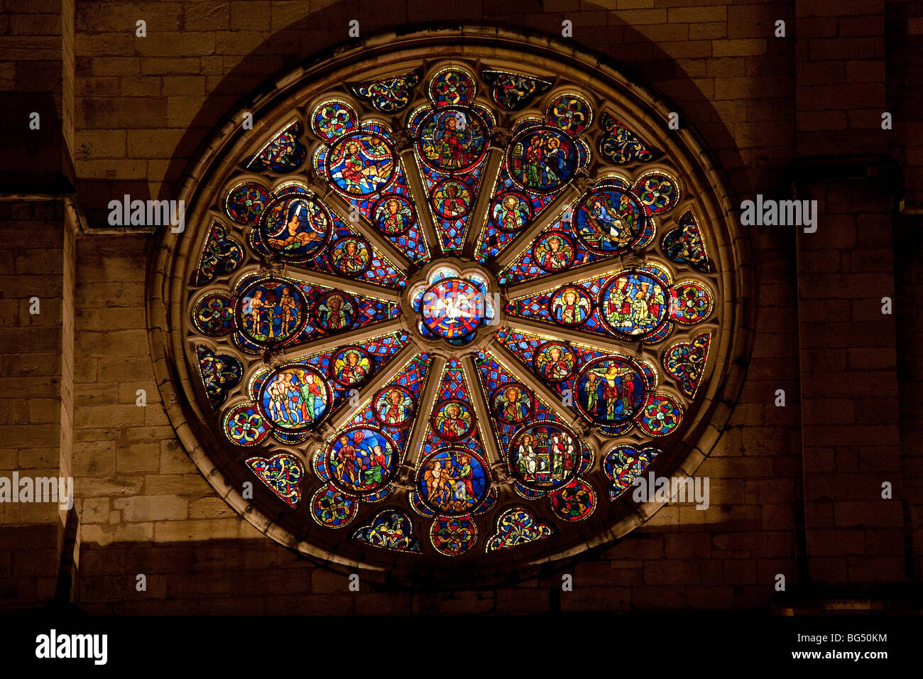 Südliche Fensterrose der Kathedrale Saint-Jean während des Festival of Lights ("Fête des Lumières" auf Französisch), Lyon, Frankreich Stockfoto