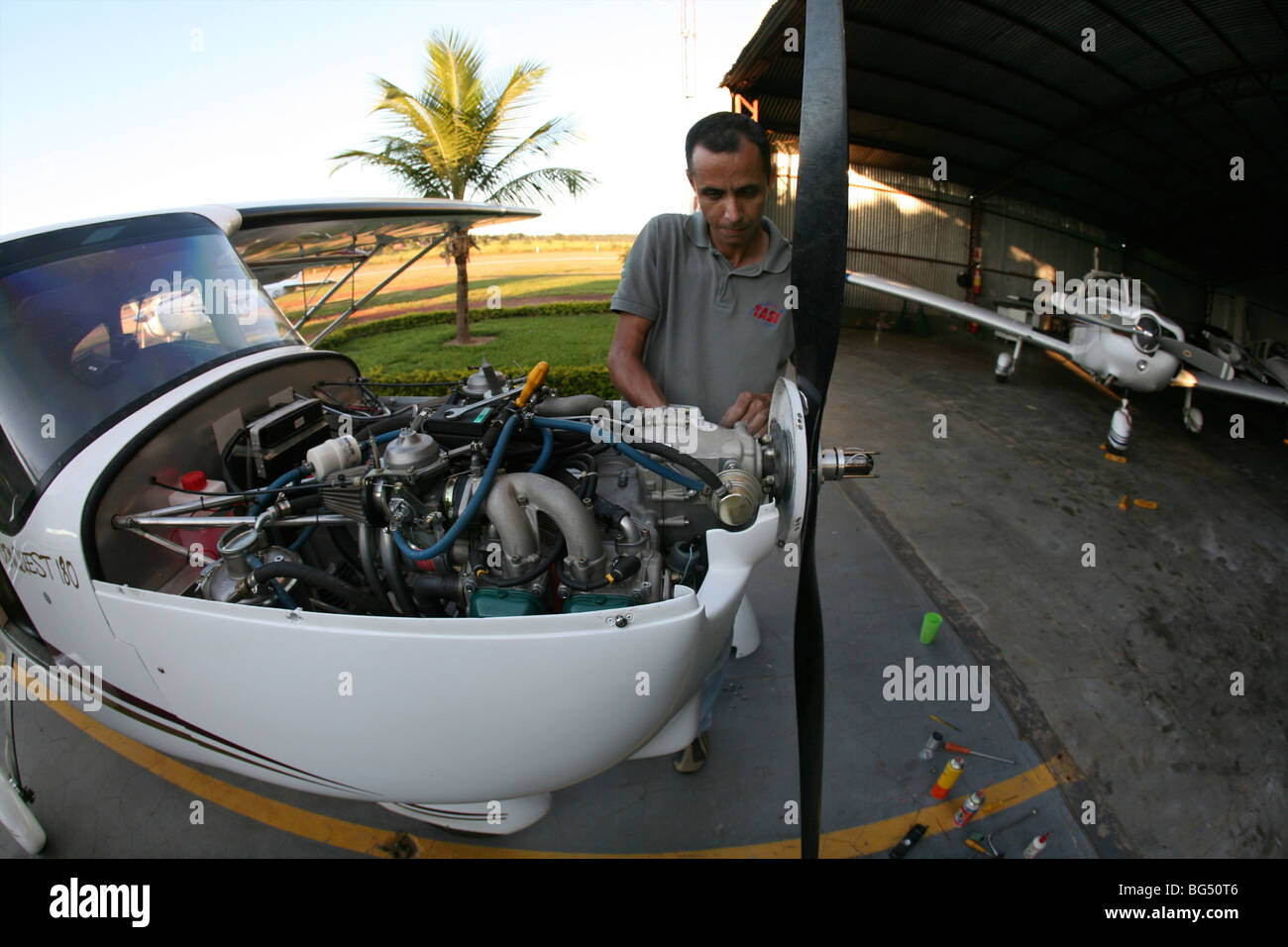 Wartung eines Cesna Flugzeug am Flughafen "Canarana" in Brasilien Stockfoto