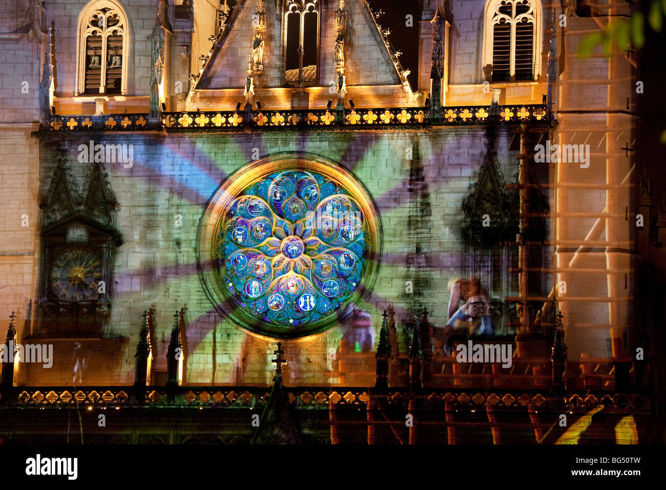 Main (west) Rosette von der Kathedrale Saint-Jean während des Festival of Lights ("Fête des Lumières" auf Französisch), Lyon, Frankreich Stockfoto
