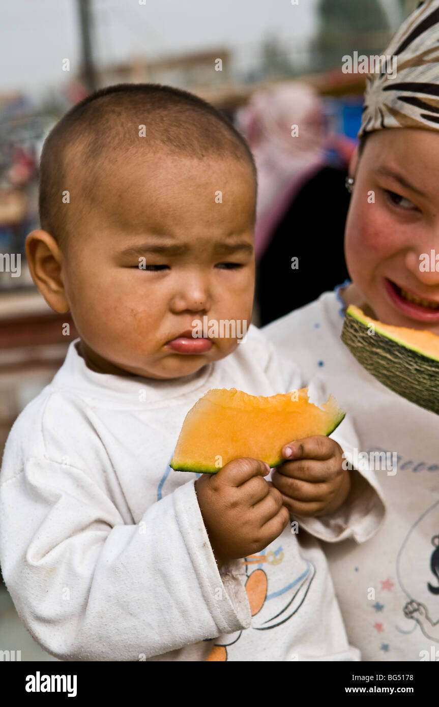 Genießen die sehr süßen Hami Melonen aus Xinjiang Provinz. Stockfoto