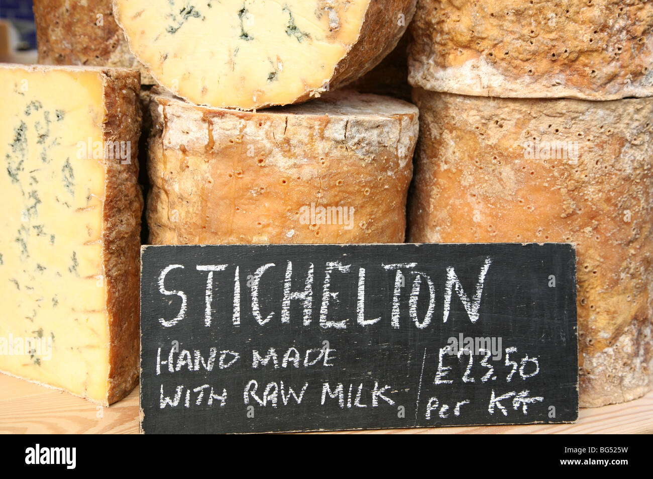 Stichelton Käse mit nicht pasteurisierte Milch im Jubiläums-Markt, Borough, London Stockfoto
