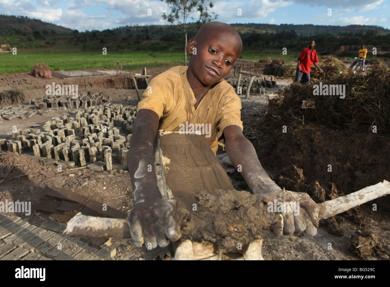 Während des Krieges in Burundi eine halbe million Menschen nach Tanzania.Now geflohen kehren sie zurück, dass Ands beim Wiederaufbau ihrer Häuser Stockfoto