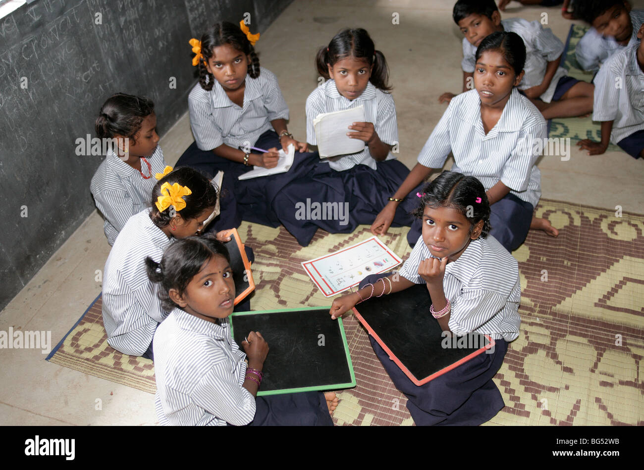 Schülerinnen und Schüler in einem Klassenzimmer in einer Schule in Tamil Nadu, Indien Stockfoto