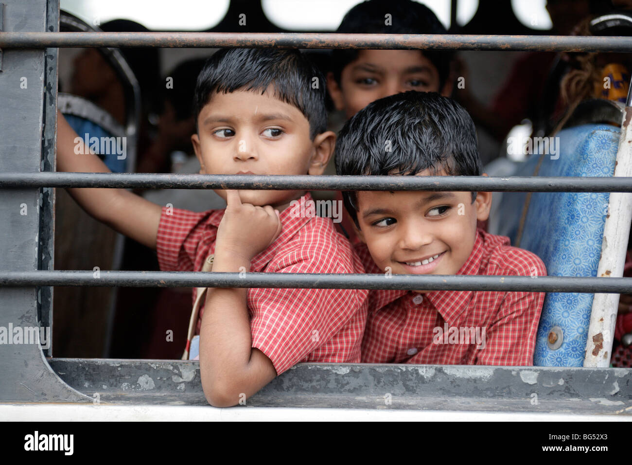 Schülerinnen und Schüler in einem Schulbus, Tamil Nadu, Indien, Asien Stockfoto
