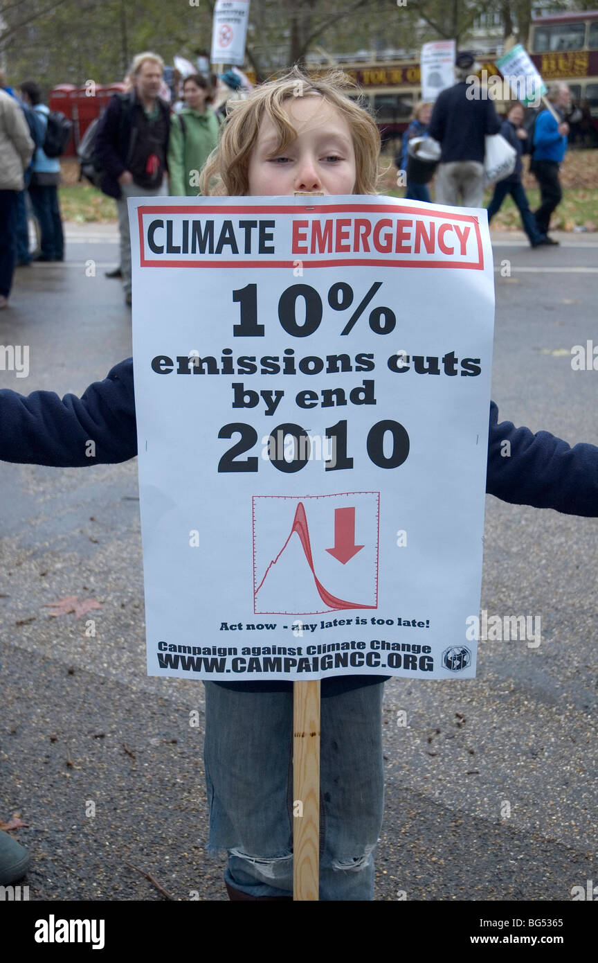 10 Jahre altes Mädchen bei einem Klima ändern März mit einem Schild drängen Emissionsreduktionen Stockfoto