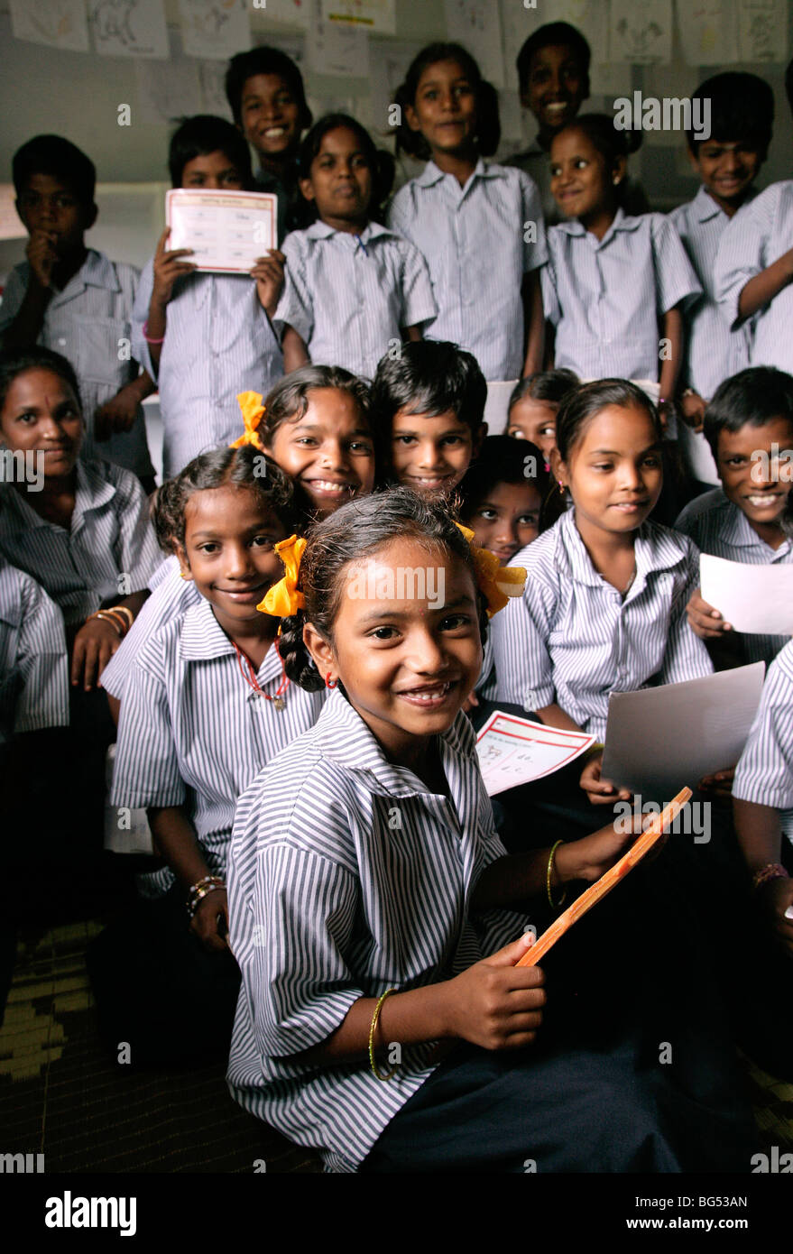 Schülerinnen und Schüler in einem Klassenzimmer in einer Schule in Tamil Nadu, Indien Stockfoto