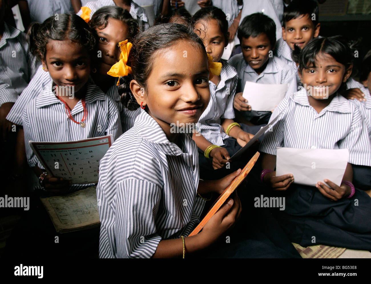 Schülerinnen und Schüler in einem Klassenzimmer in einer Schule in Tamil Nadu, Indien Stockfoto