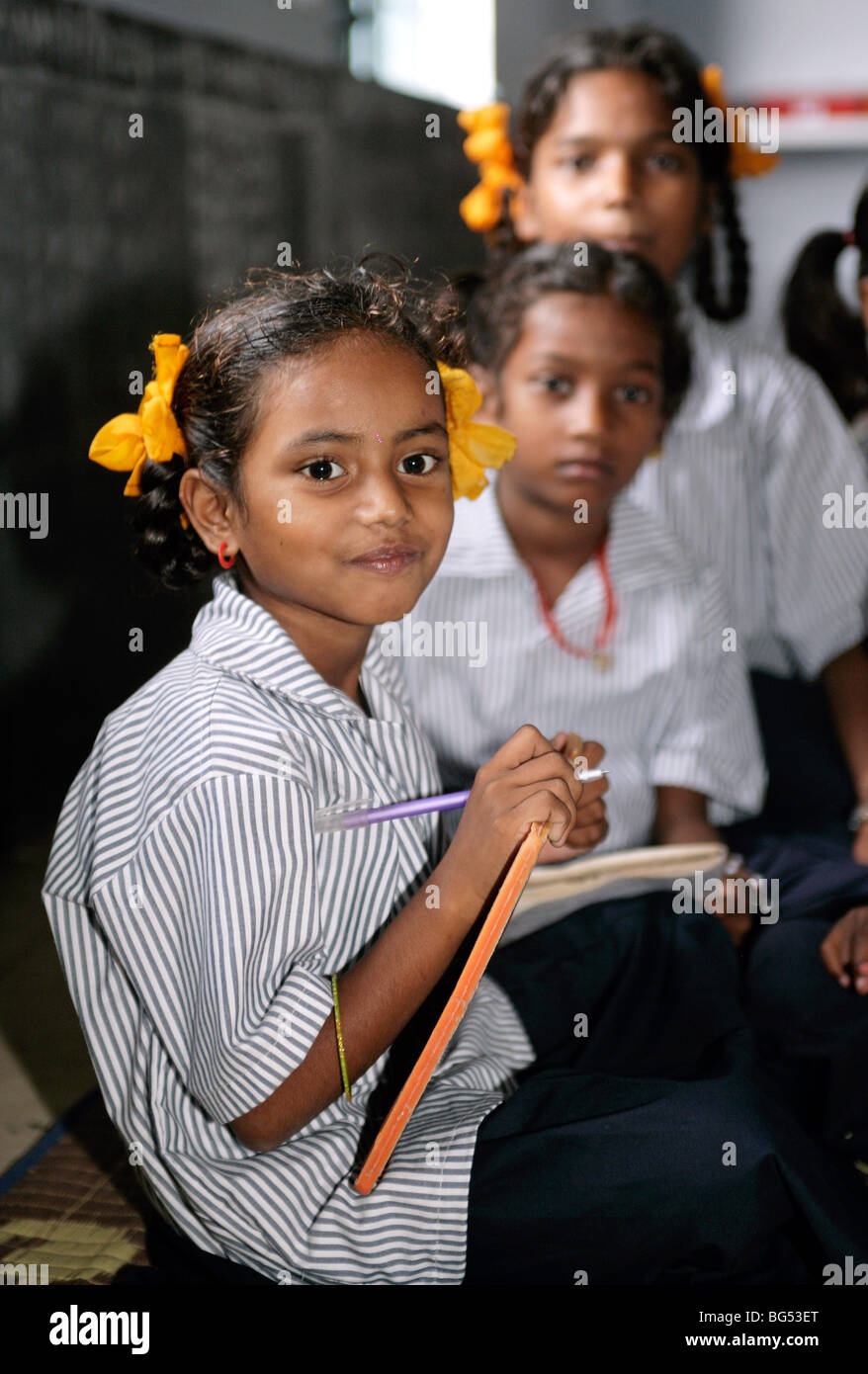 Schülerinnen und Schüler in einem Klassenzimmer in einer Schule in Tamil Nadu, Indien Stockfoto