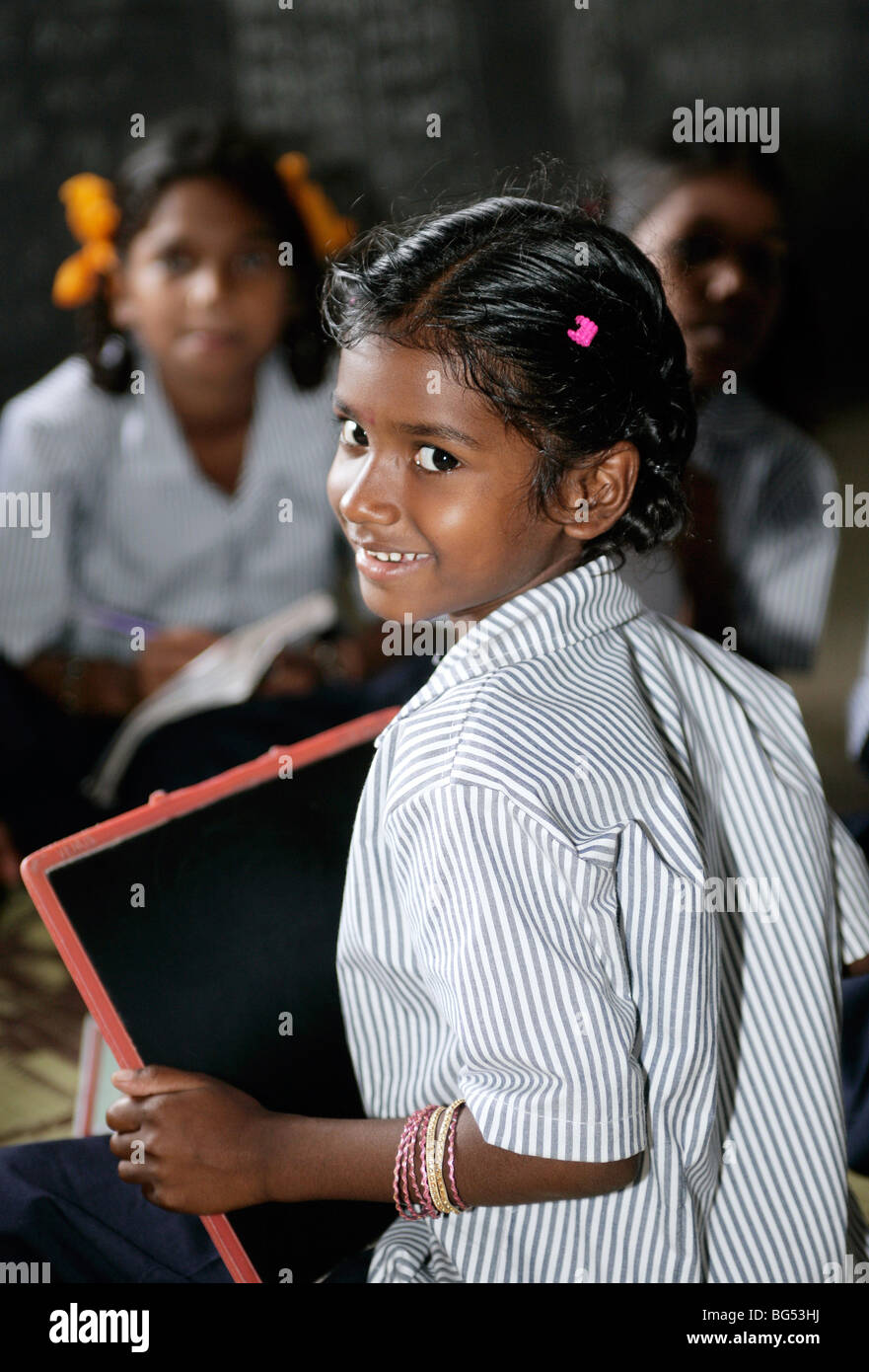 Schülerinnen und Schüler in einem Klassenzimmer in einer Schule in Tamil Nadu, Indien Stockfoto