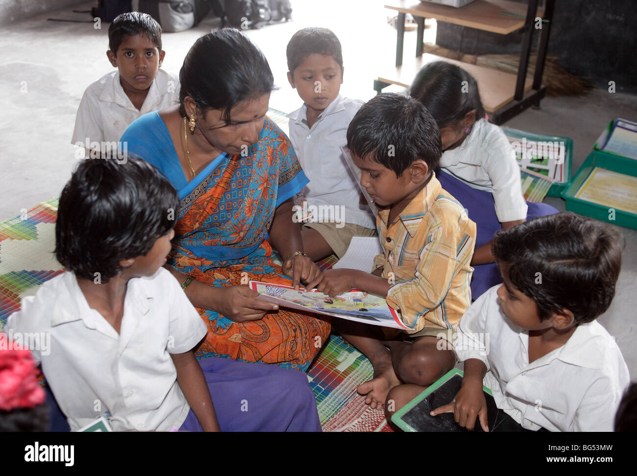 Lehrer und Schüler in einem Klassenzimmer in einer Schule in Tamil Nadu, Indien Stockfoto