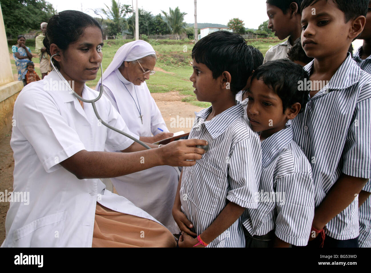 Indien: Health Service der katholischen Schwestern in einer Schule im Tamil Nadu Stockfoto