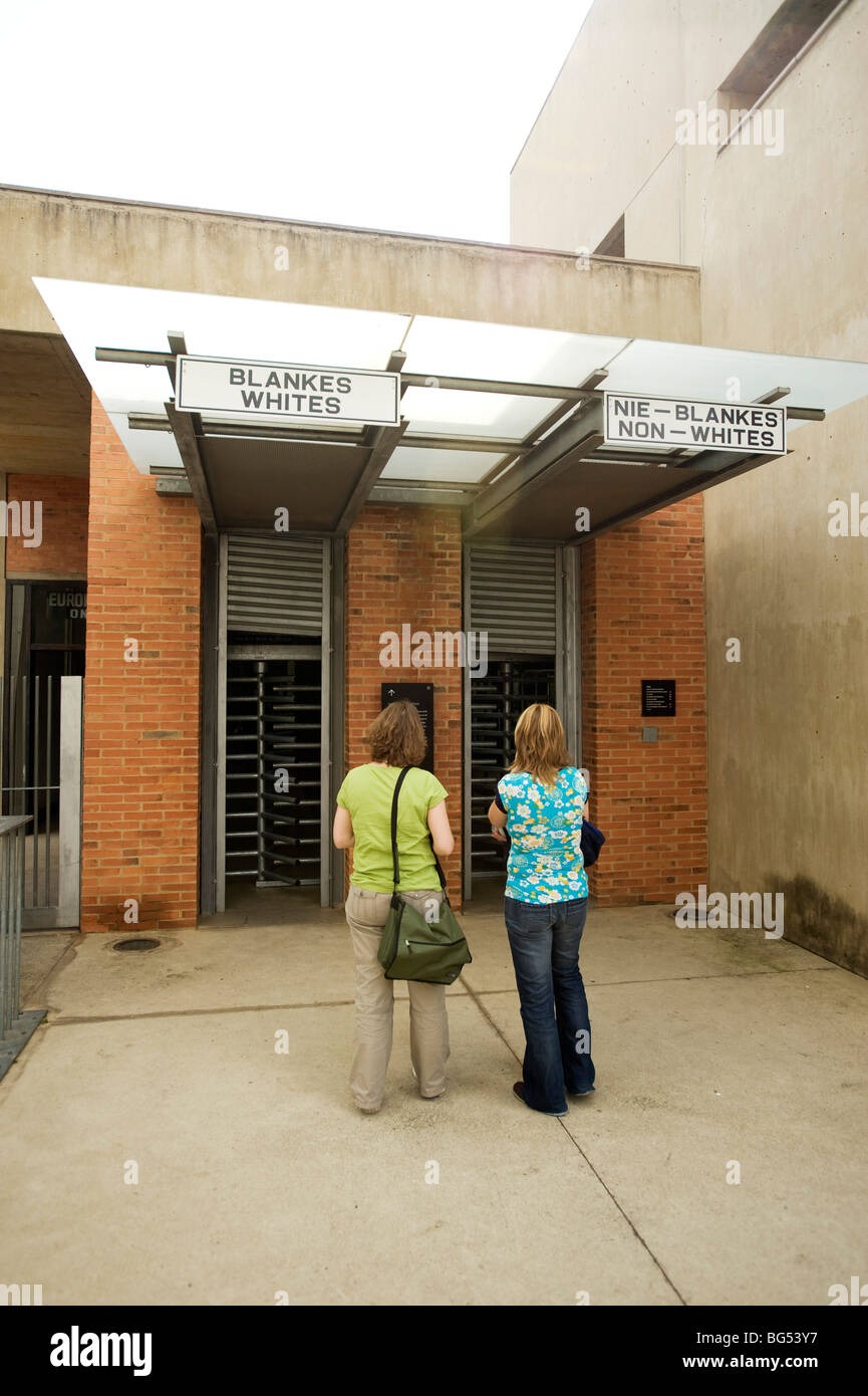 Touristen im Apartheid Museum. Johannesburg, Südafrika. Stockfoto