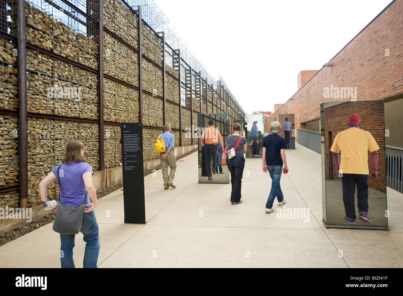 Touristen im Apartheid Museum. Johannesburg, Südafrika. Stockfoto