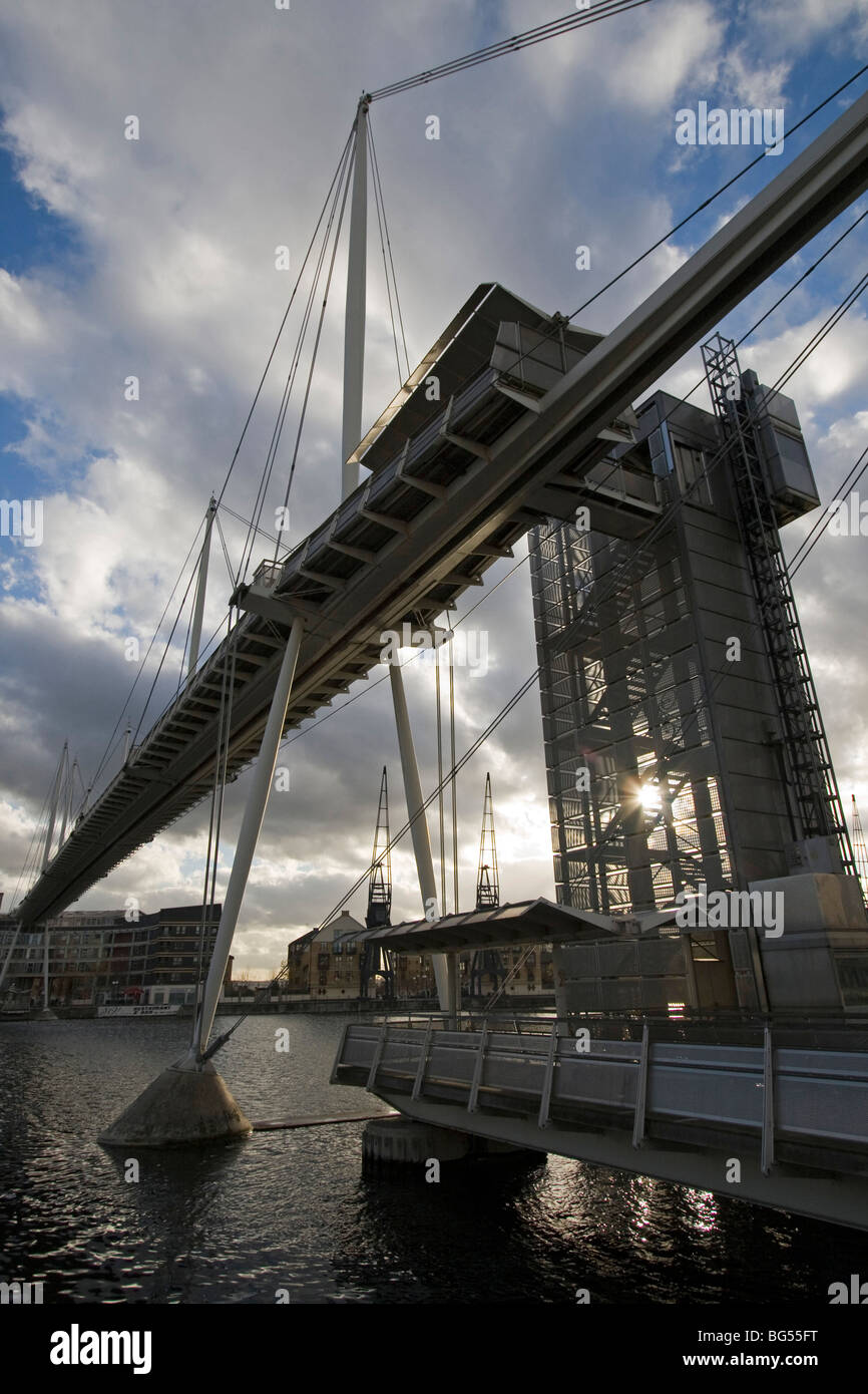 Royal Victoria Dock Bridge ist eine Unterschrift auf hohem Niveau Fußgängerbrücke überqueren der Royal Victoria Dock Docklands London england Stockfoto