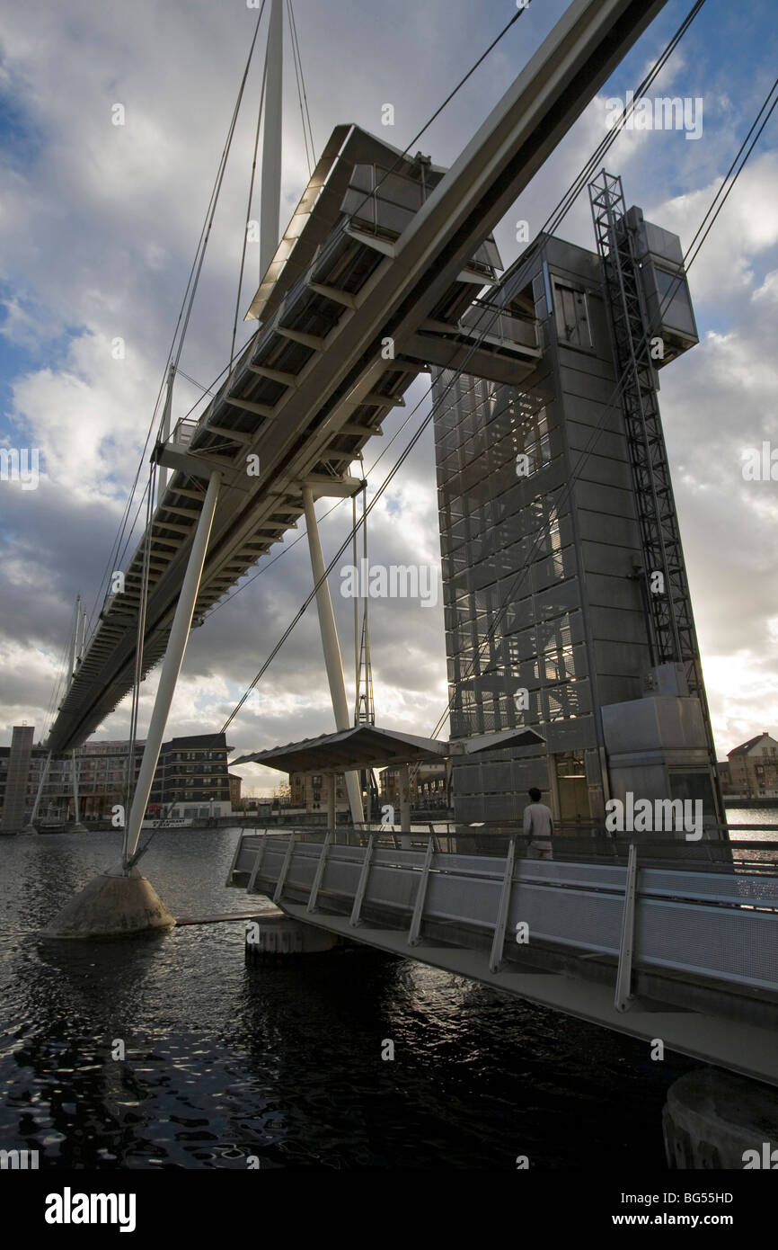 Royal Victoria Dock Bridge ist eine Unterschrift auf hohem Niveau Fußgängerbrücke überqueren der Royal Victoria Dock Docklands London england Stockfoto