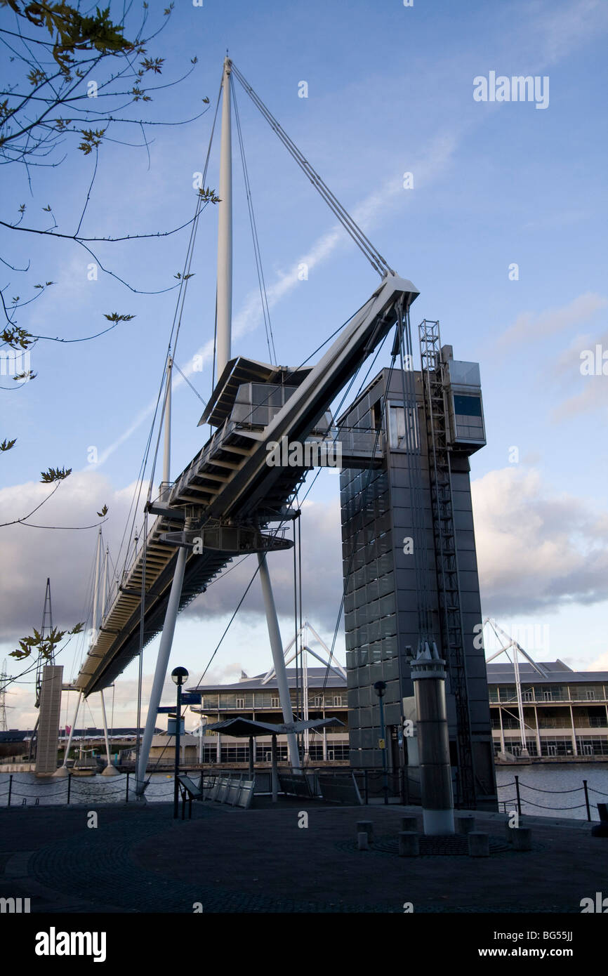 Royal Victoria Dock Bridge ist eine Unterschrift auf hohem Niveau Fußgängerbrücke überqueren der Royal Victoria Dock Docklands London england Stockfoto