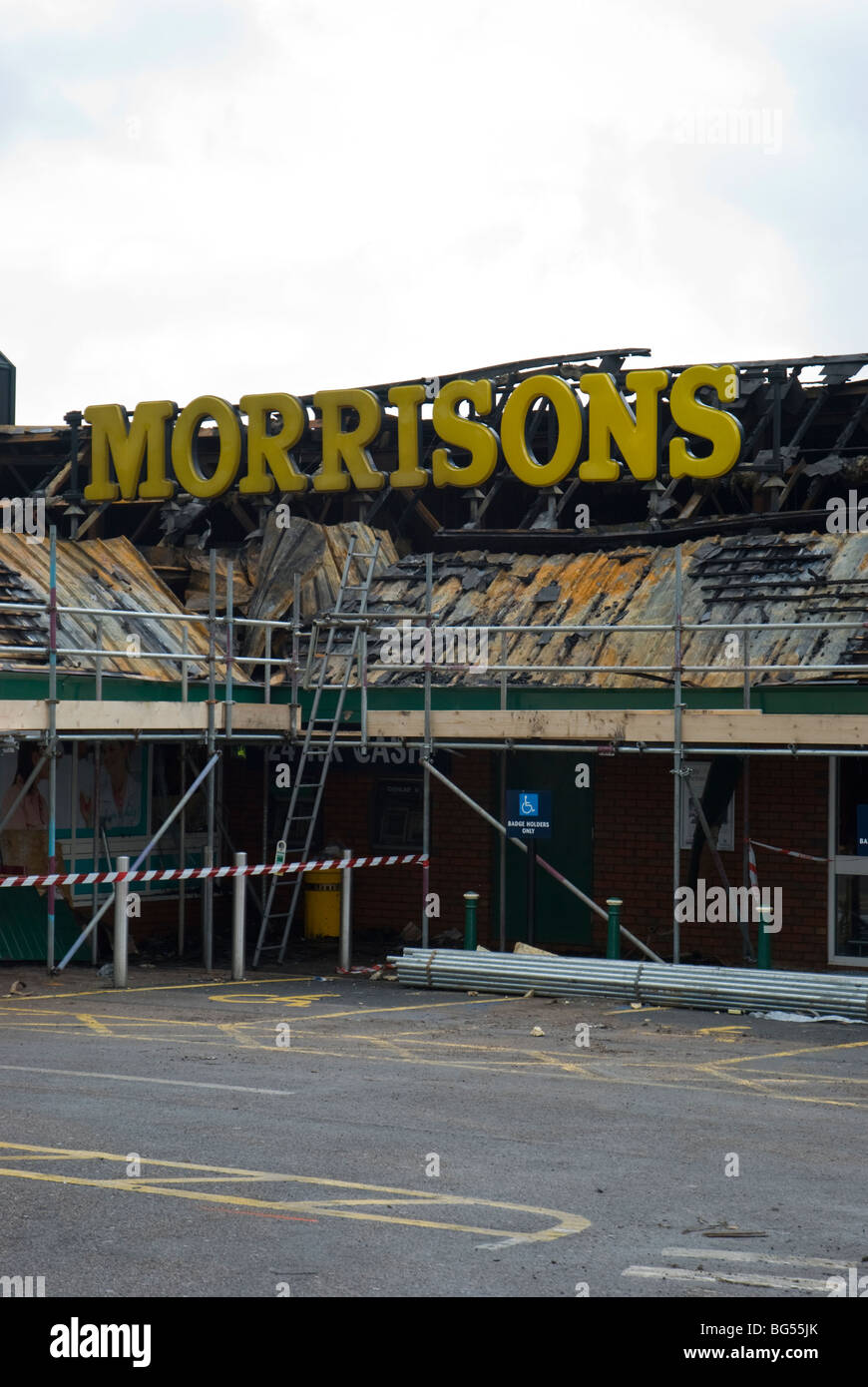 Vorderseite des ausgebrannt Safeway-Supermarkt in Penrith nach einem Großbrand Stockfoto