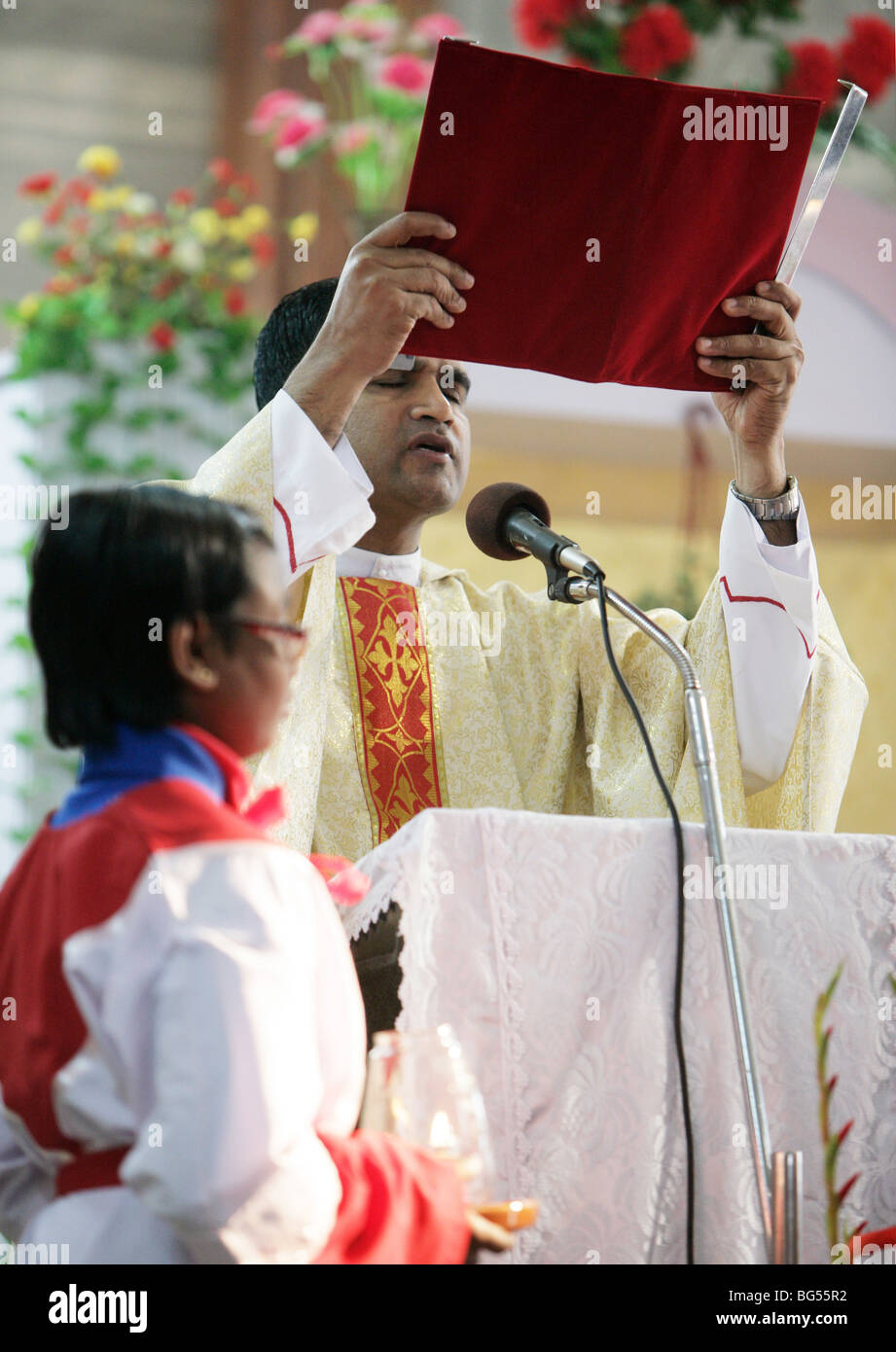 Sonntag Messe in der römisch-katholischen Kathedrale Saint Joseph in Lucknow, Uttar Pradesh, Indien Stockfoto