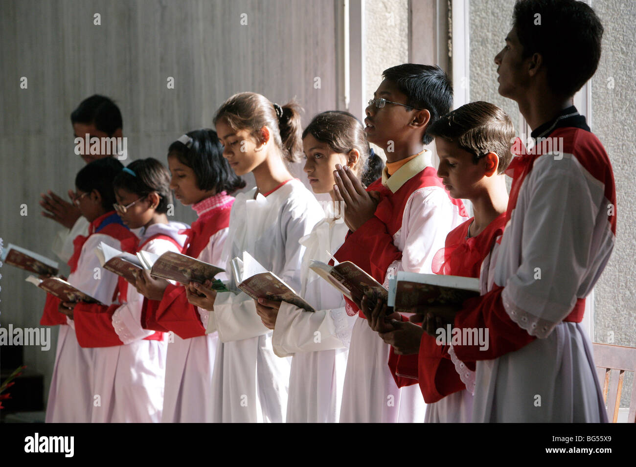 Ministranten während einer Masse Sonntagsgottesdienst in der römisch-katholischen Kathedrale Saint Joseph in Lucknow, Uttar Pradesh, Indien Stockfoto