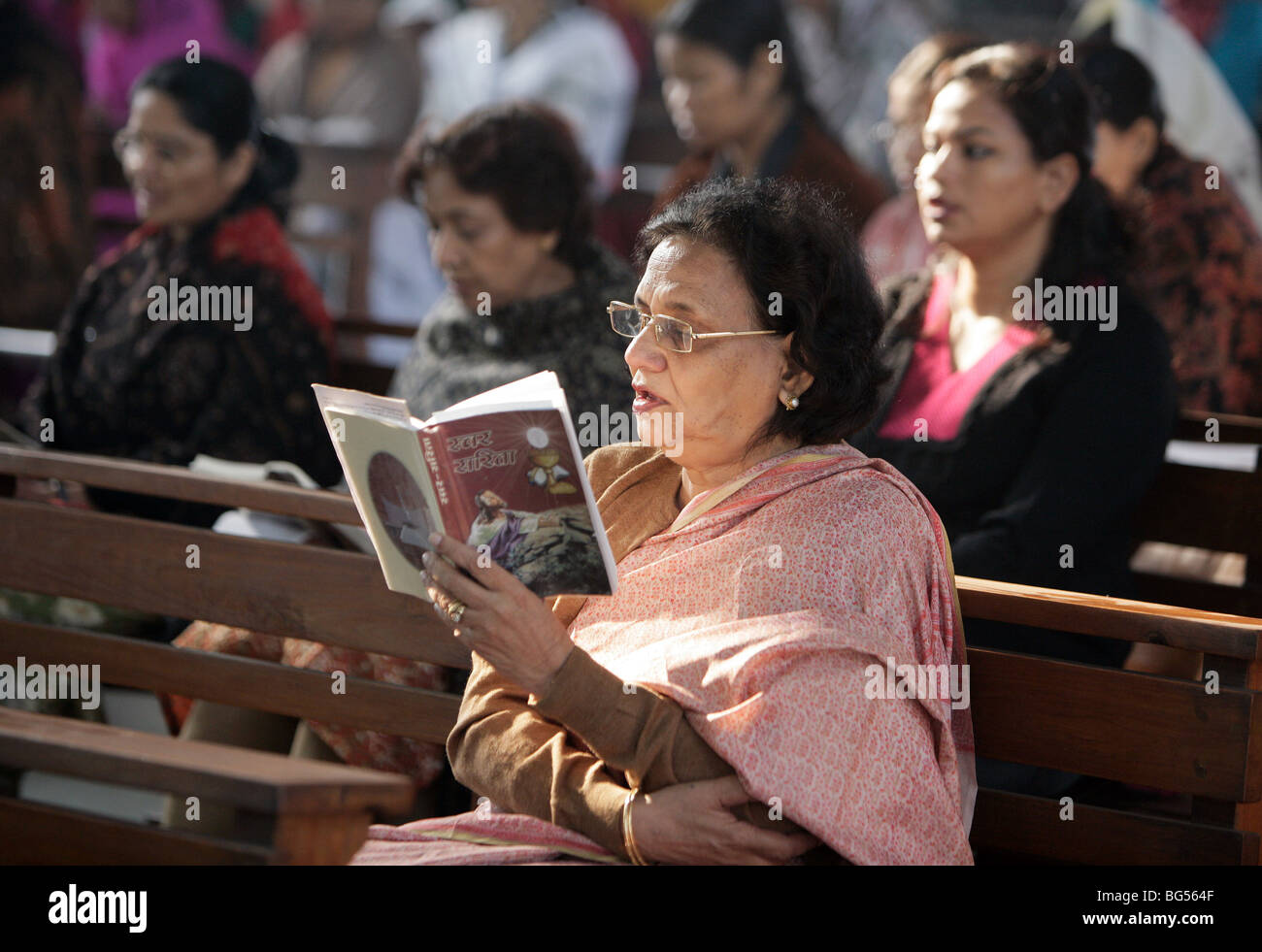 Sonntag Messe in der römisch-katholischen Kathedrale Saint Joseph in Lucknow, Uttar Pradesh, Indien Stockfoto