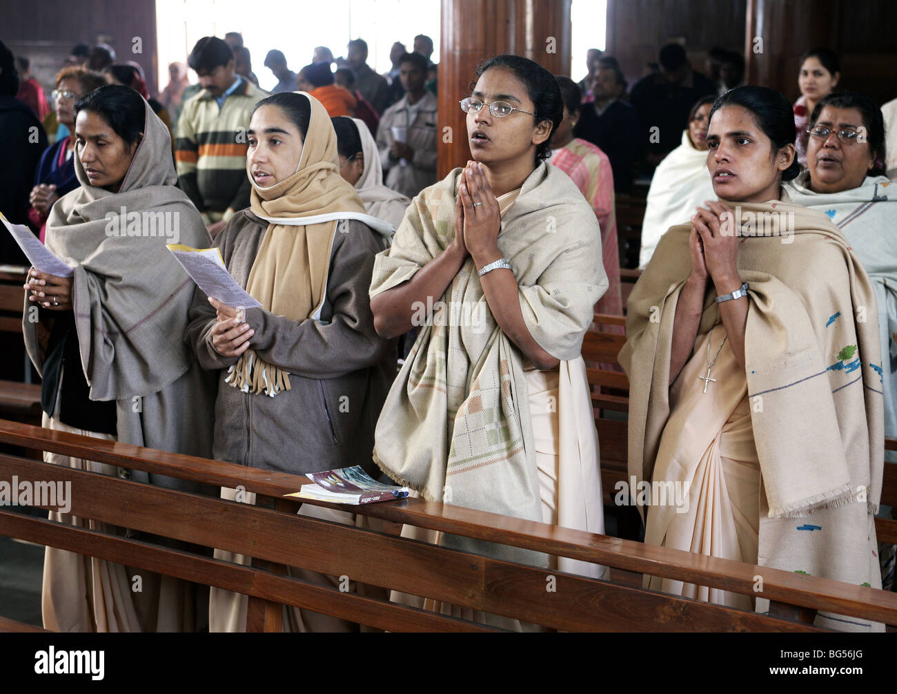 katholische Nonnen am Sonntag Messe in der römisch-katholischen Kathedrale Saint Joseph in Lucknow, Uttar Pradesh, Indien Stockfoto