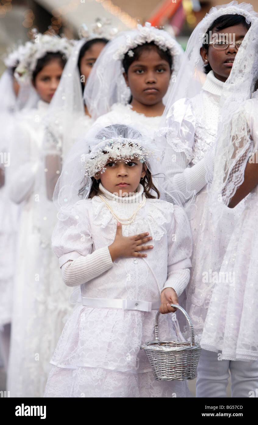 Mädchen in weißen Kleidern Linie bis um zu erhalten, erste Heilige Kommunion, Lucknow, Uttar Pradesh, Indien Stockfoto
