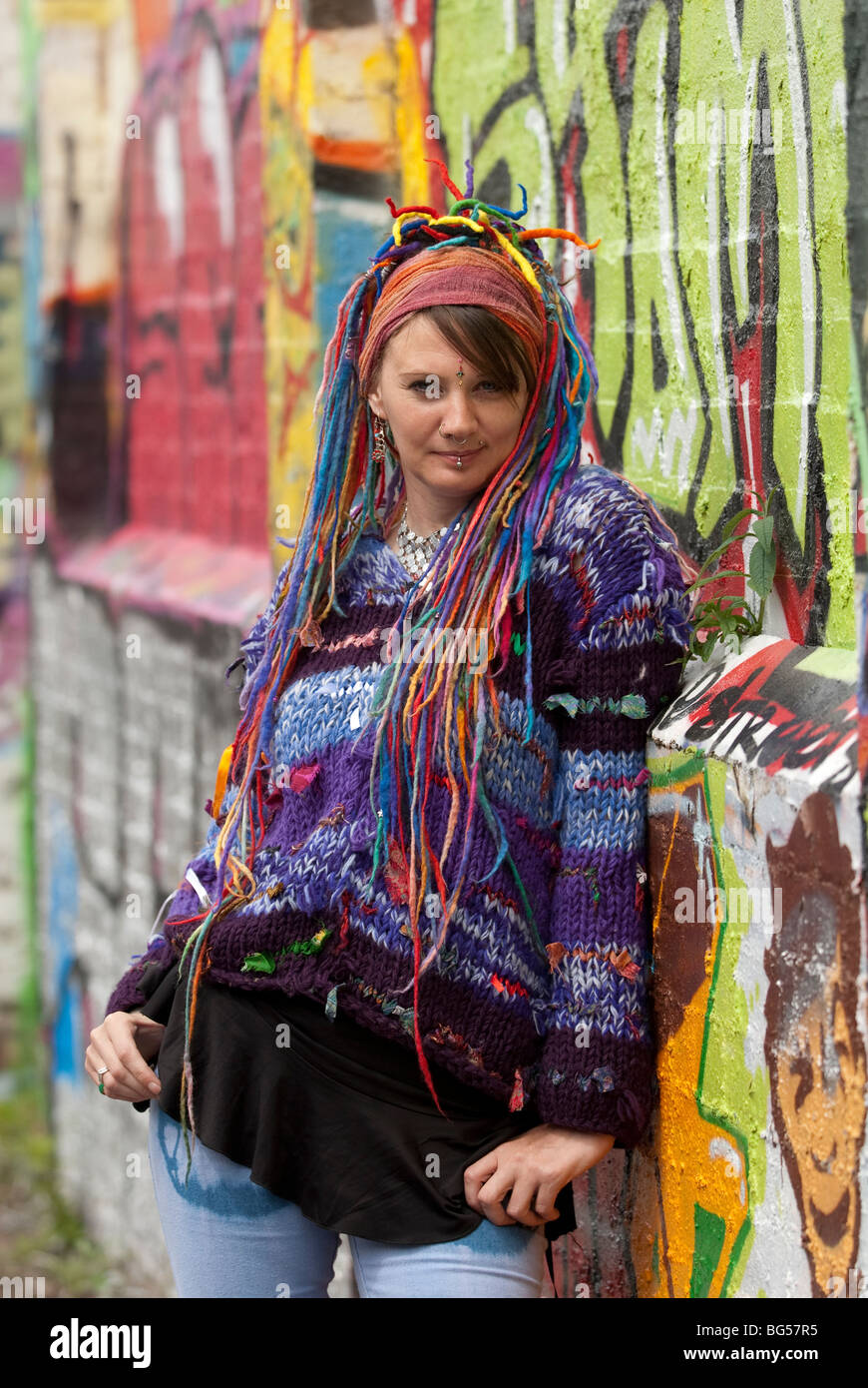 Junge Frau Hippie mit Multi coloriertes Haar und alternative Kleidung  vollständig Modell freigegeben Stockfotografie - Alamy