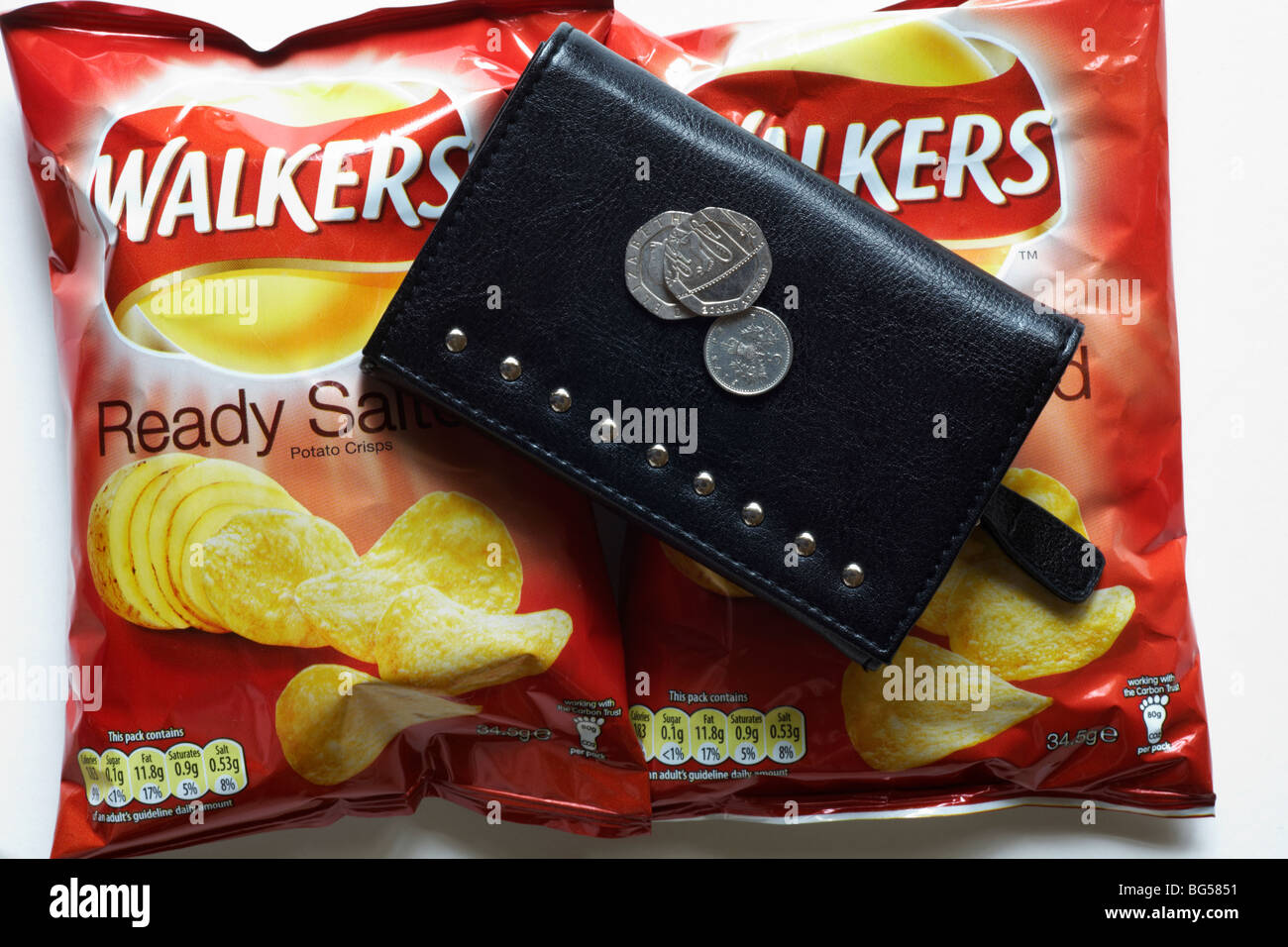 Zwei Pakete Wanderer bereit, gesalzene Chips und Geldbörse mit Geld Stockfoto