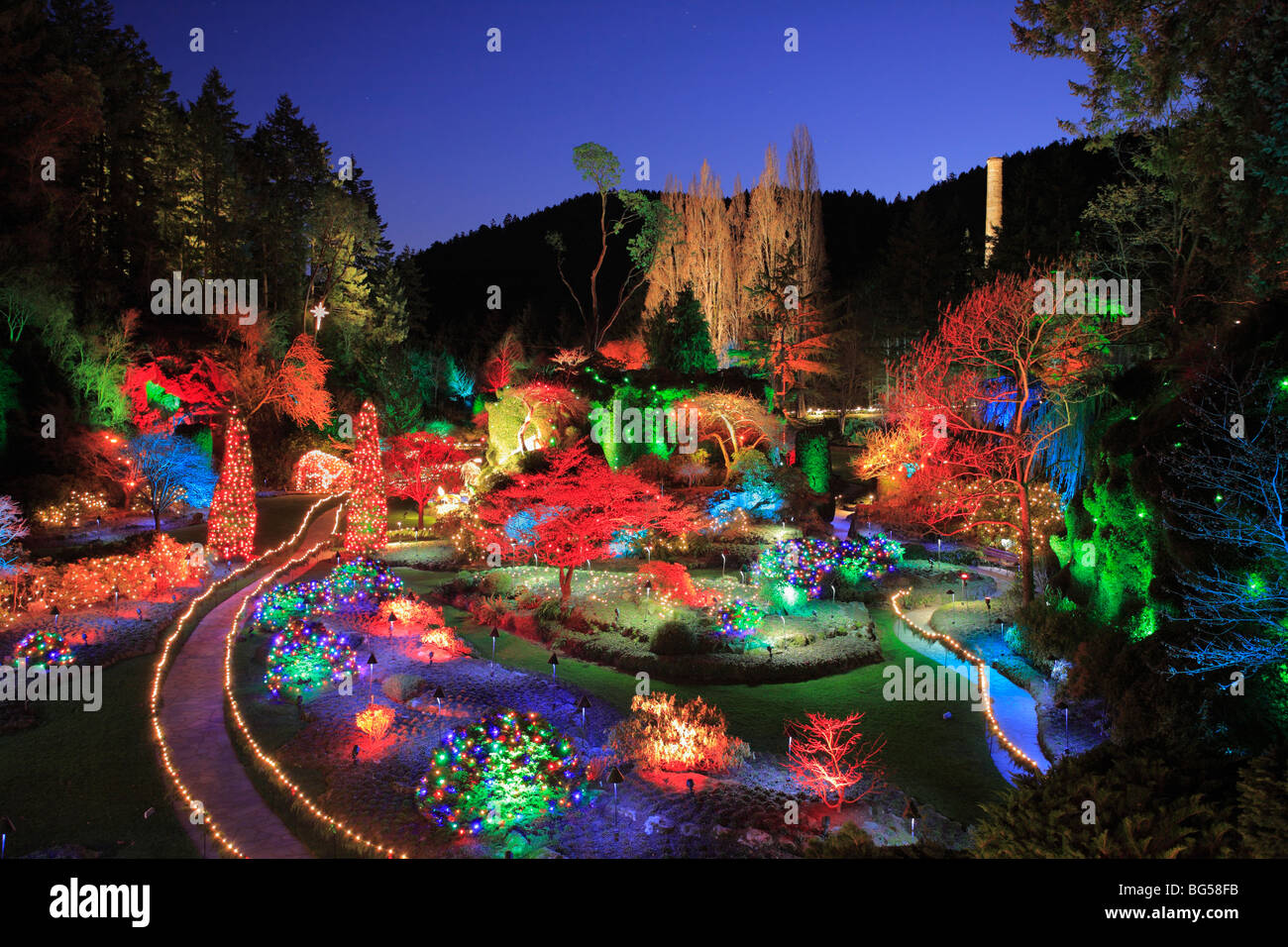 Weihnachtsbeleuchtung dekorieren Sunken Garden-Butchart Gardens am Xmas-Victoria, British Columbia, Kanada. Stockfoto