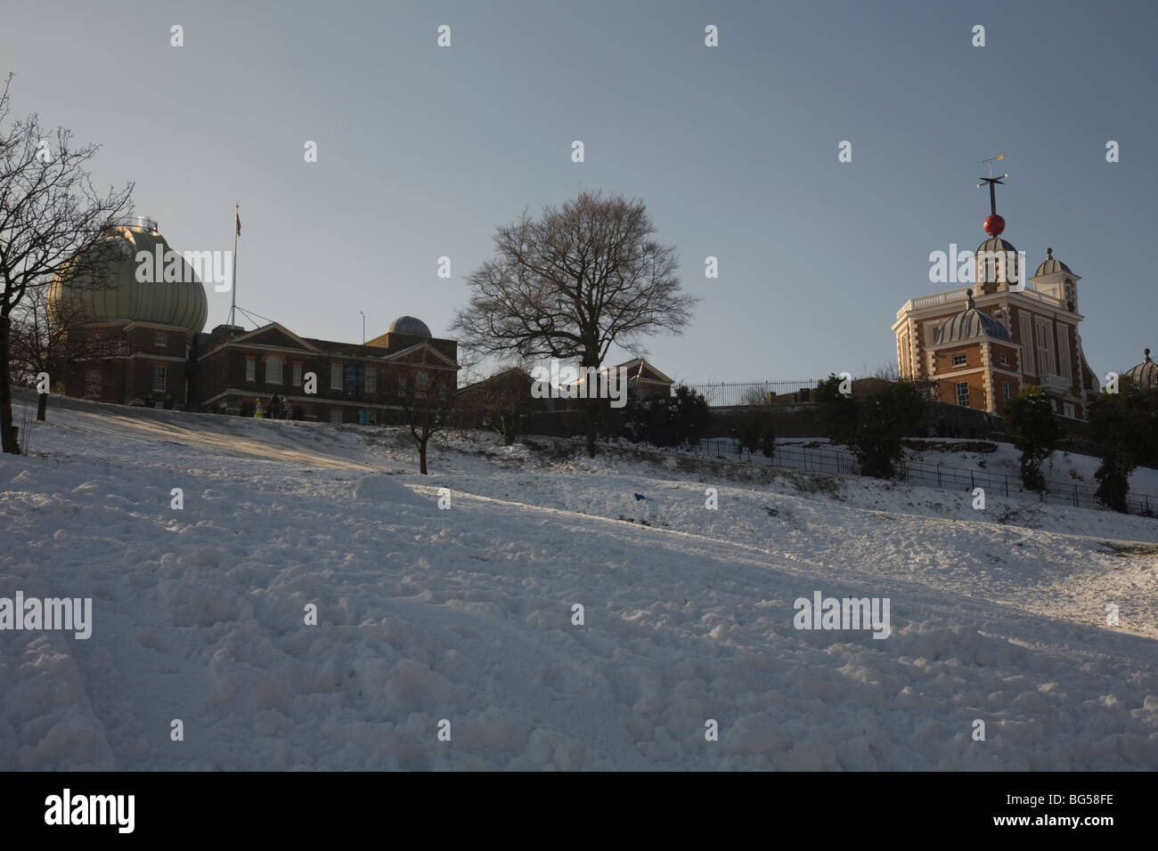 Greenwich Park im Schnee mit dem Royal Observatory im Hintergrund Stockfoto