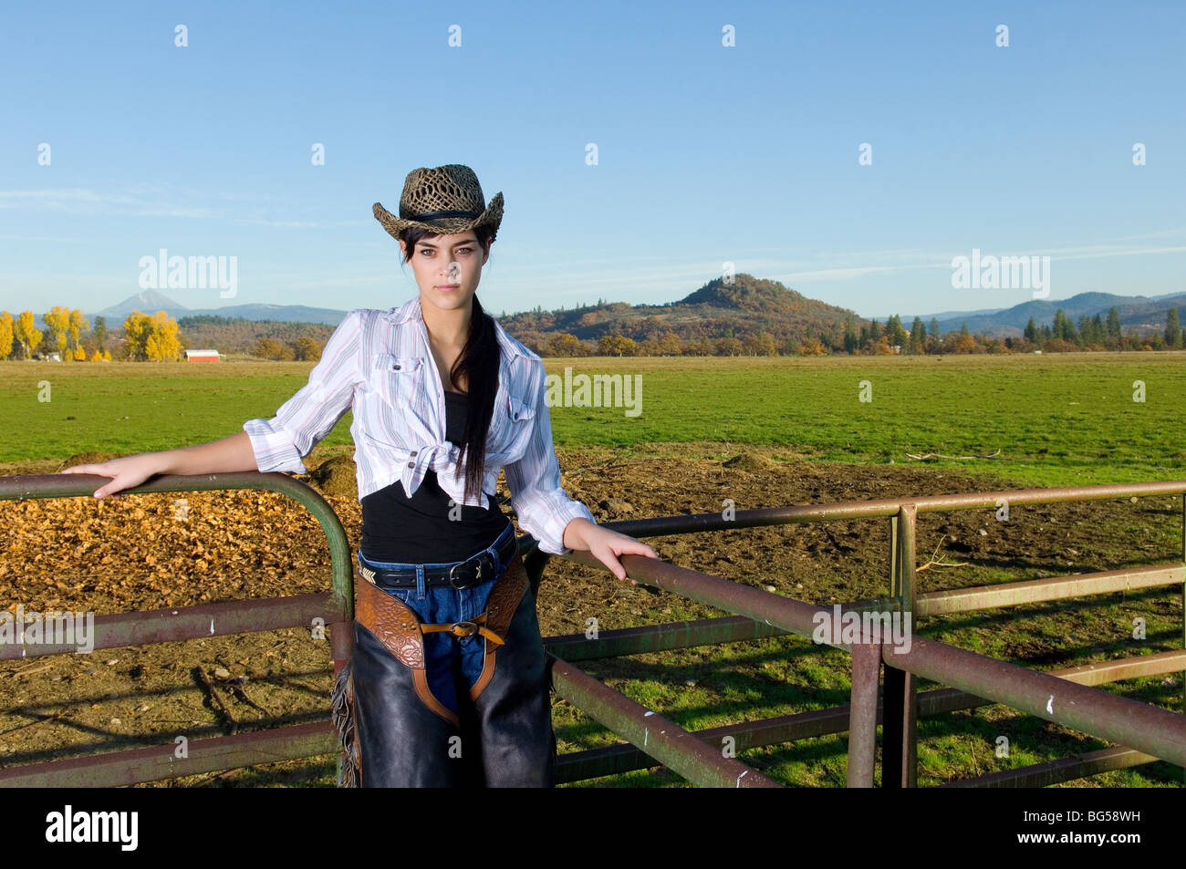 Cowgirl auf Zaun mit Herbst Hintergrund Stockfoto