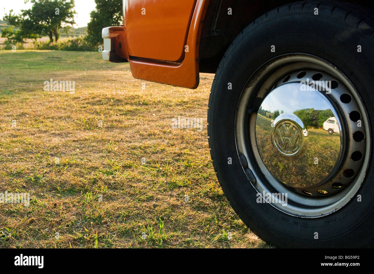 VW Campervan auf Hermelin Bauernhof Campingplatz, Isle Of Wight, Großbritannien Stockfoto
