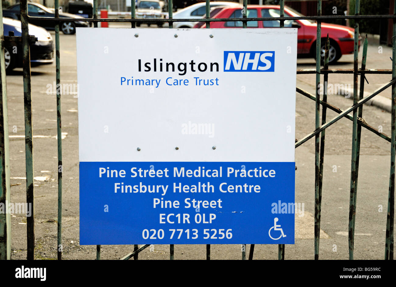 Finsbury-Gesundheitszentrum, Pine Street Arztpraxis Schilder Islington London England UK Stockfoto