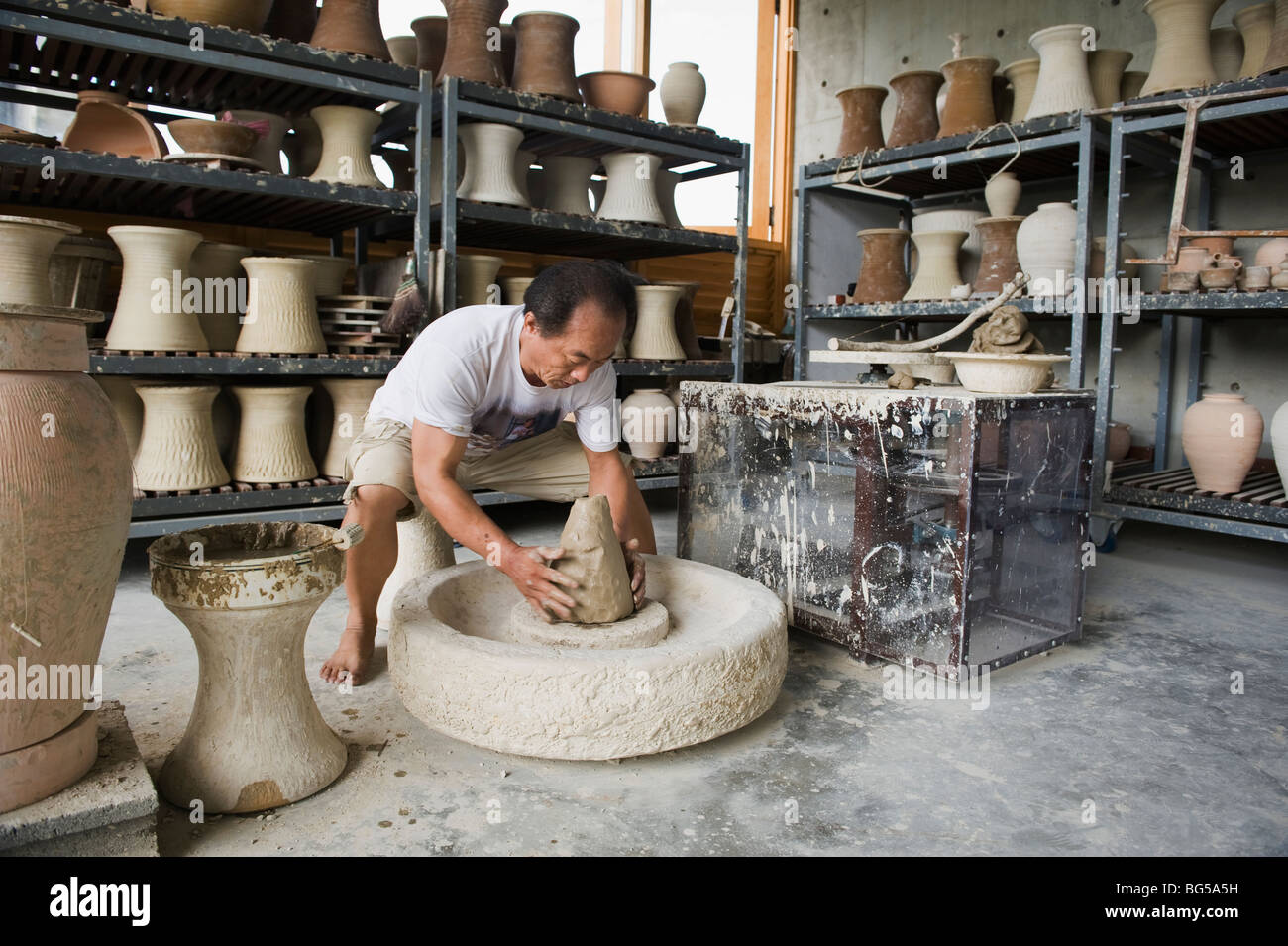 Ein professioneller Keramik-Meister im Yingge Keramikmuseum. Stockfoto