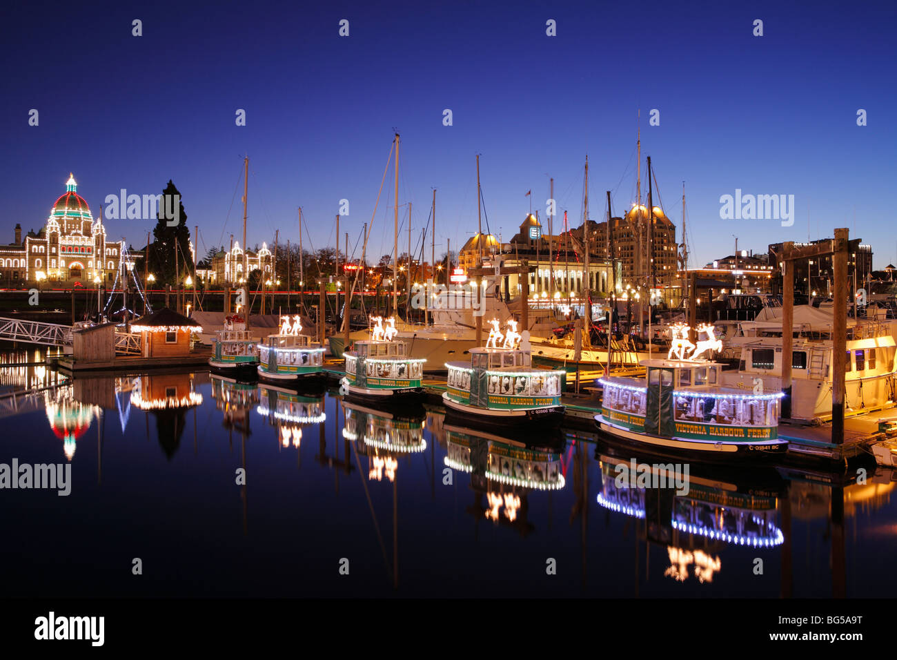 Weihnachtsbeleuchtung im Innenhafen und Legislative Gebäude-Victoria, British Columbia, Kanada. Stockfoto