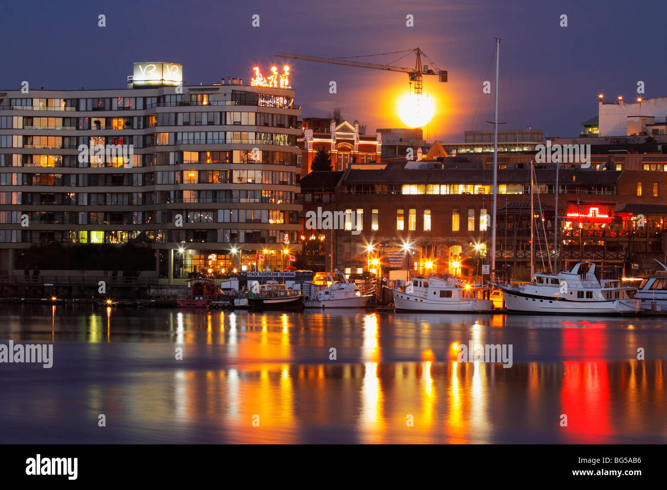 Weihnachtsbeleuchtung um Innenhafen mit Mondaufgang-Victoria, British Columbia, Kanada. Stockfoto