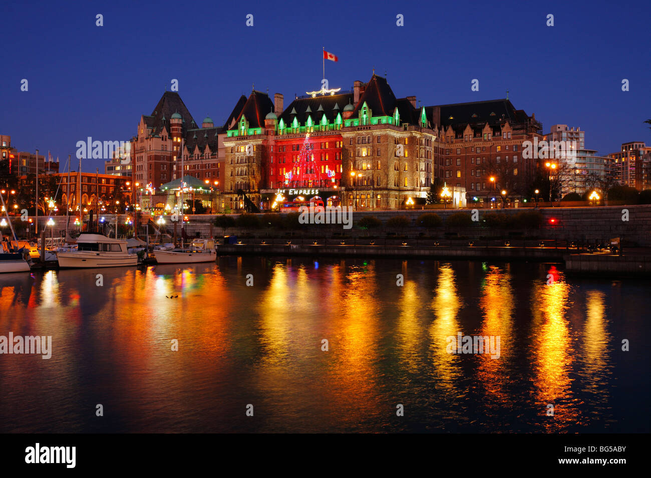 Weihnachtslichter schmücken die Empress Hotel-Victoria, British Columbia, Kanada. Stockfoto