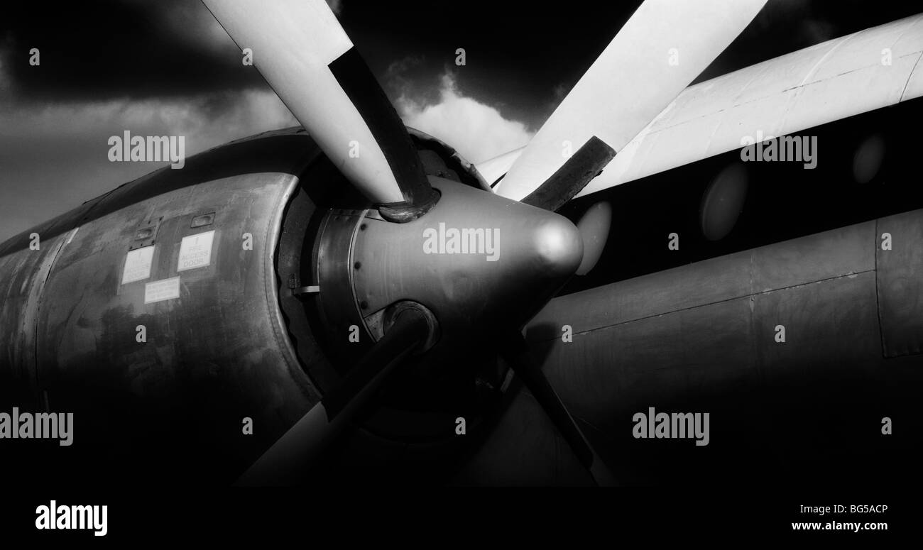 Propeller, Motorhaube und Rumpf Details ein altes Flugzeug in schwarz / weiß Stockfoto