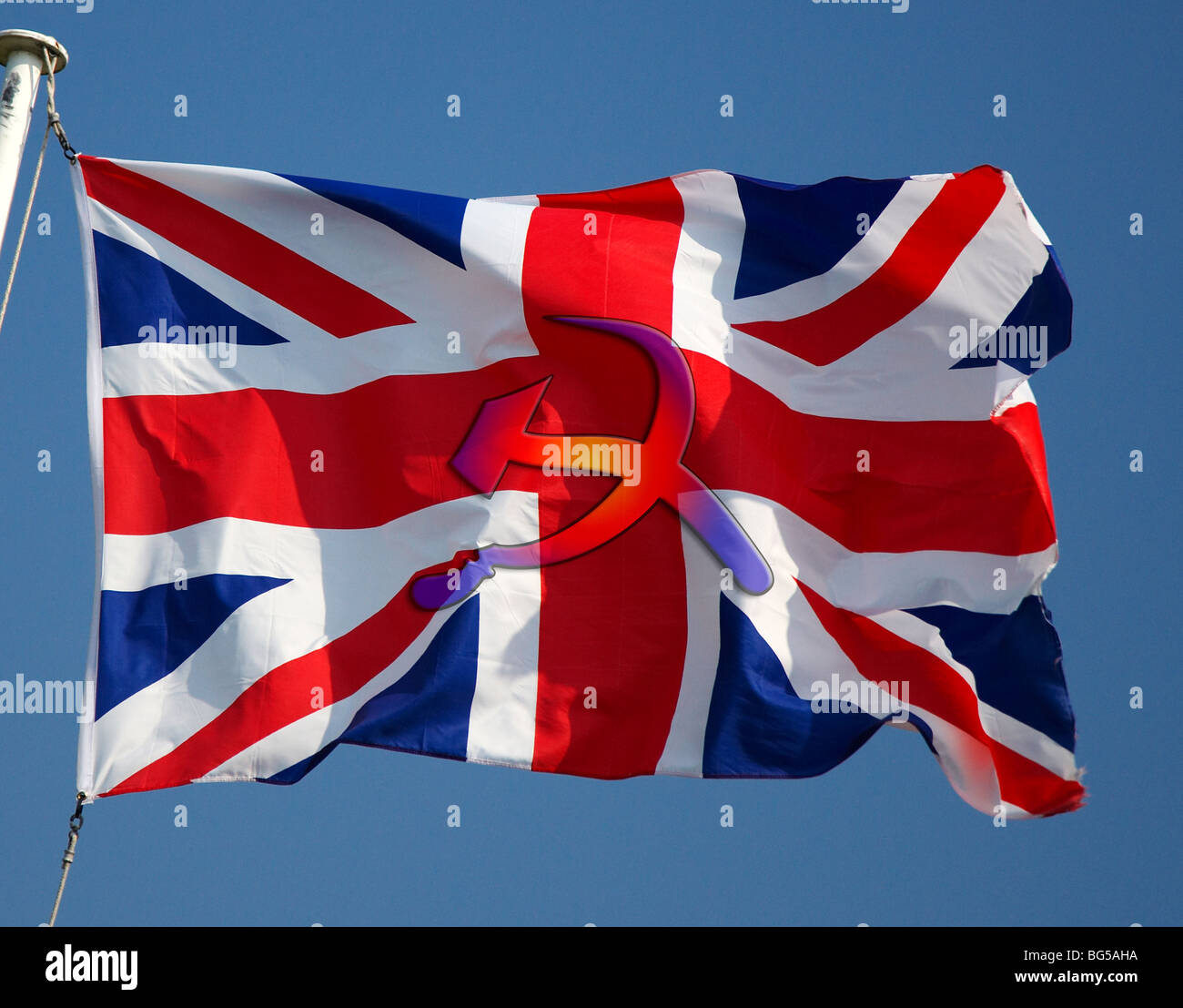 Hammer und Sichel prangt auf der Union Jack-Flagge des Vereinigten Königreichs Stockfoto