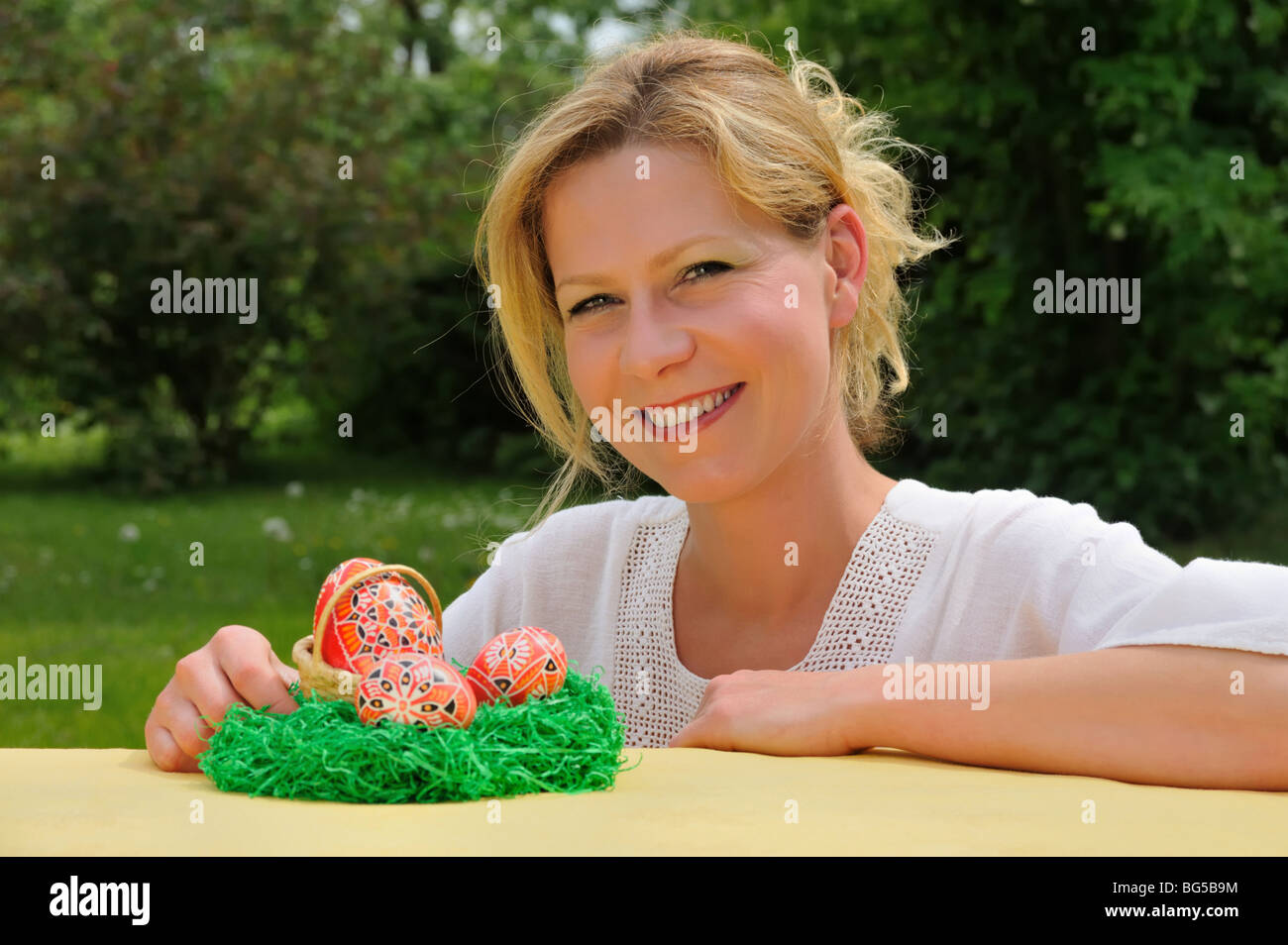 Junge Frau und Ostern Eiern Stockfoto