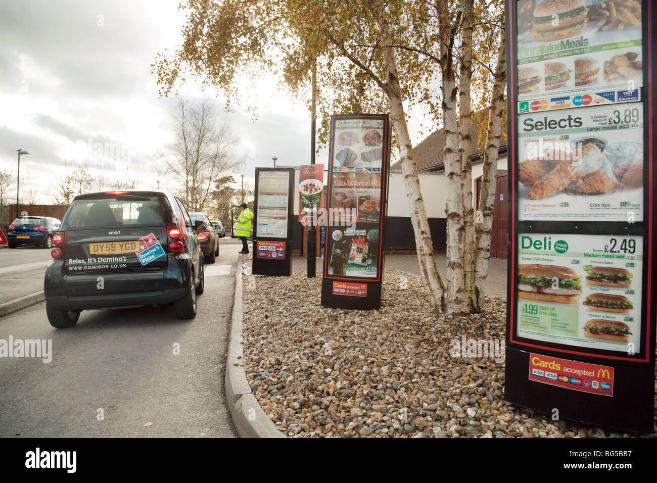 Dominos Pizza Smart Auto in der Warteschlange ein McDonalds drive thru Stockfoto
