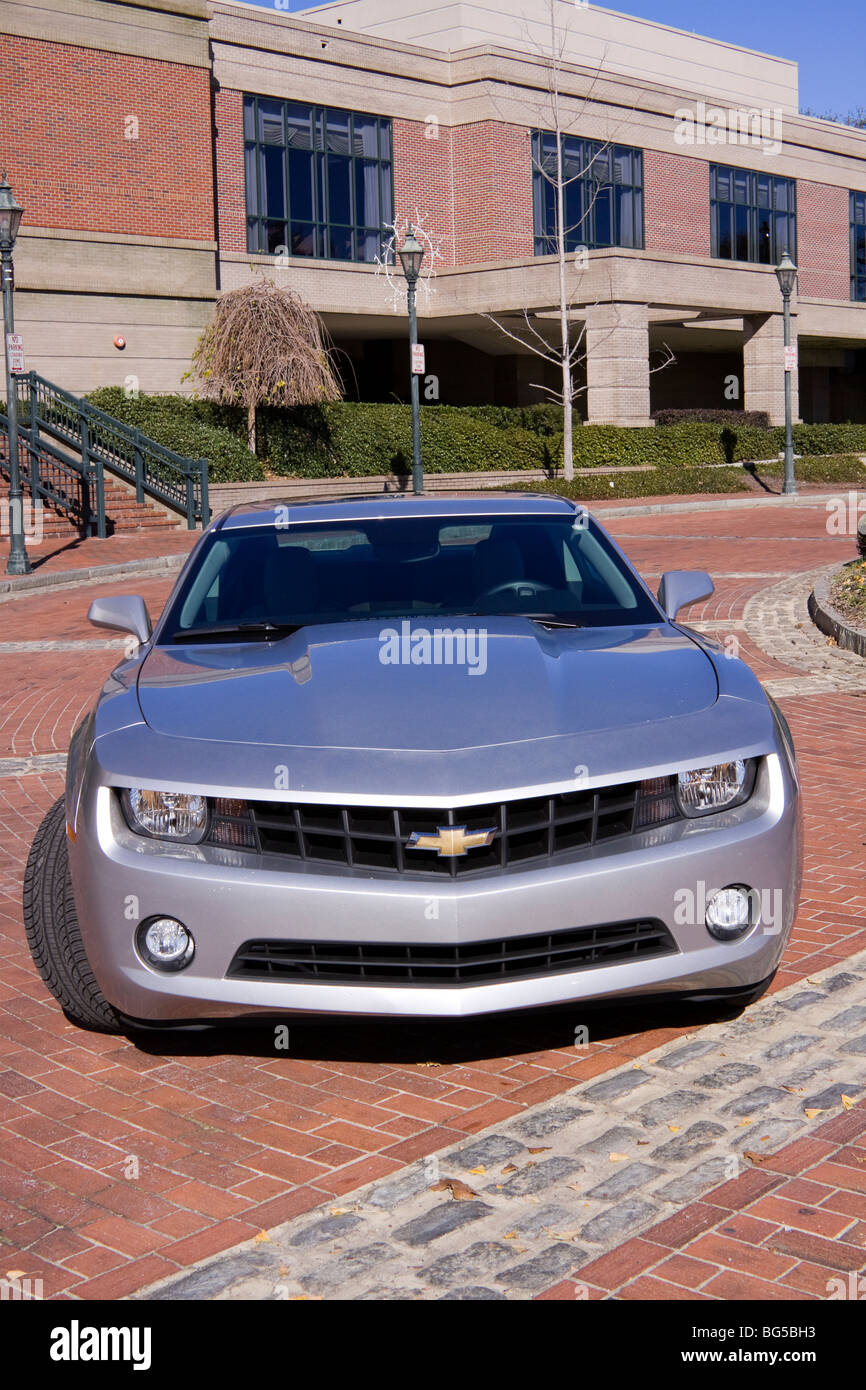 Brandneue 2010 hell Silber Chevrolet Camaro Sportwagen. Stockfoto