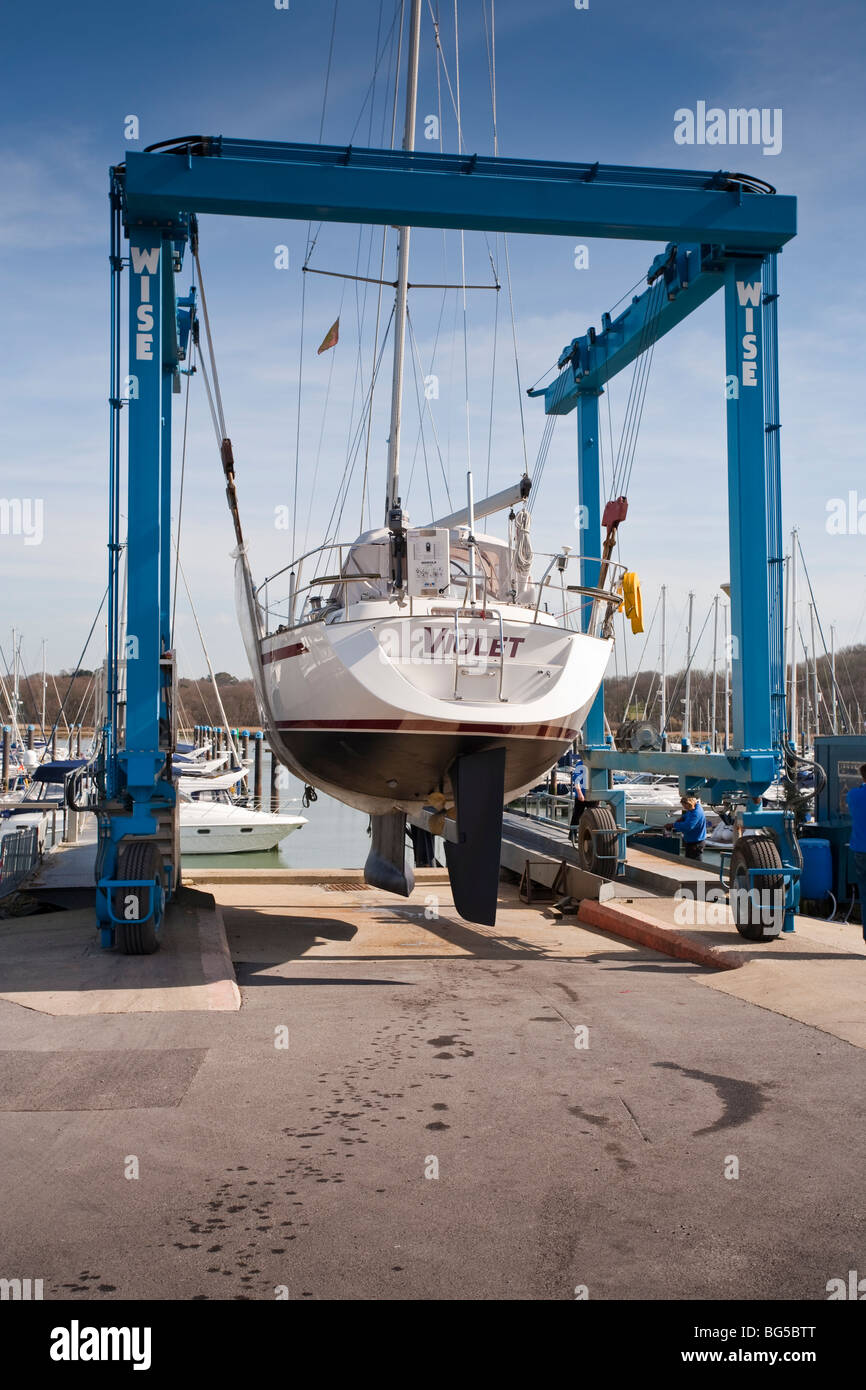 Yacht auf Kran in das Wasser von der Festplatte verschoben wird Stockfoto