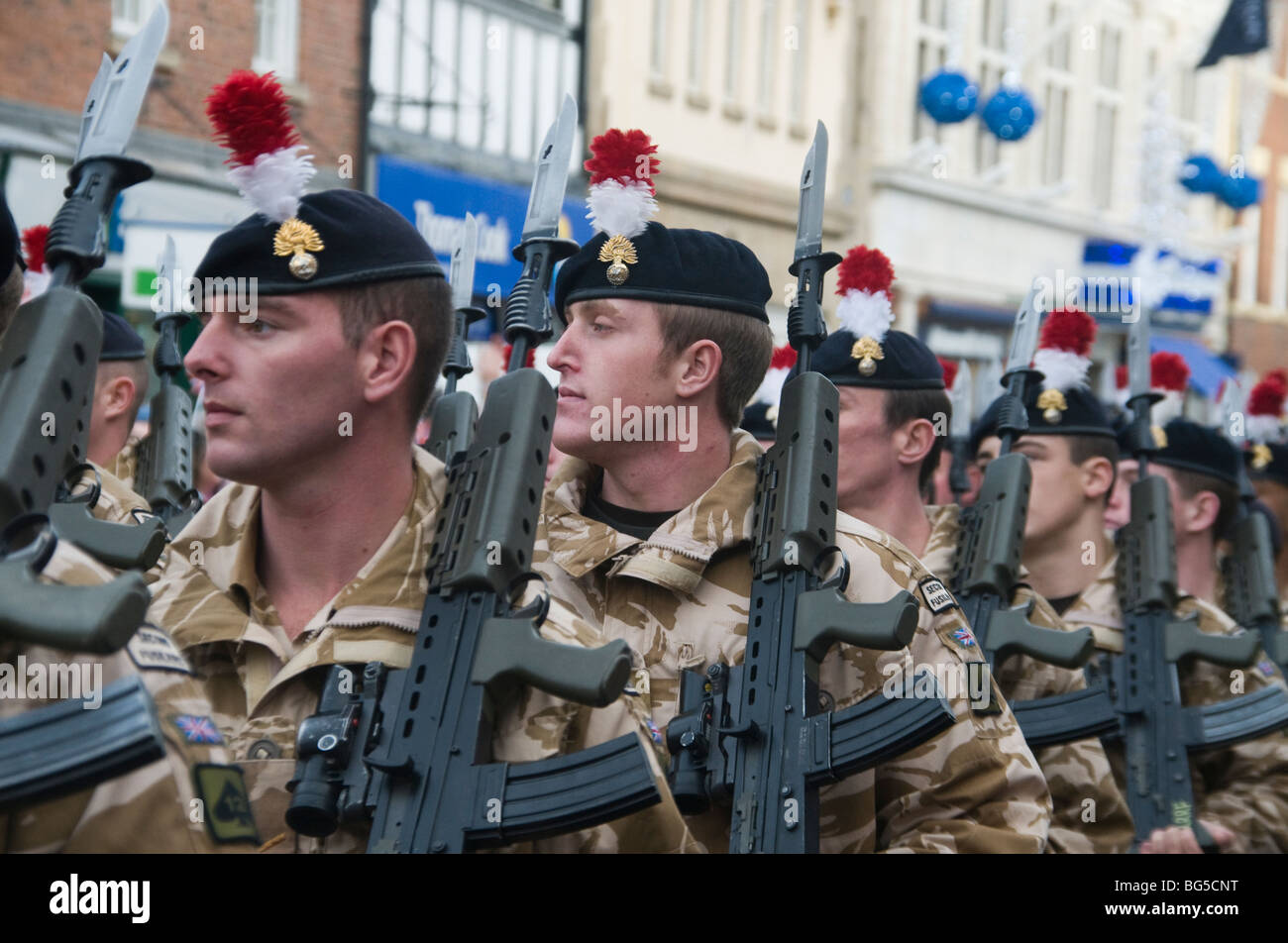 Britische Truppen des 2. Bataillons Königliches Regiment der Fusiliers bei einer Heimparade aus Afghanistan Stockfoto