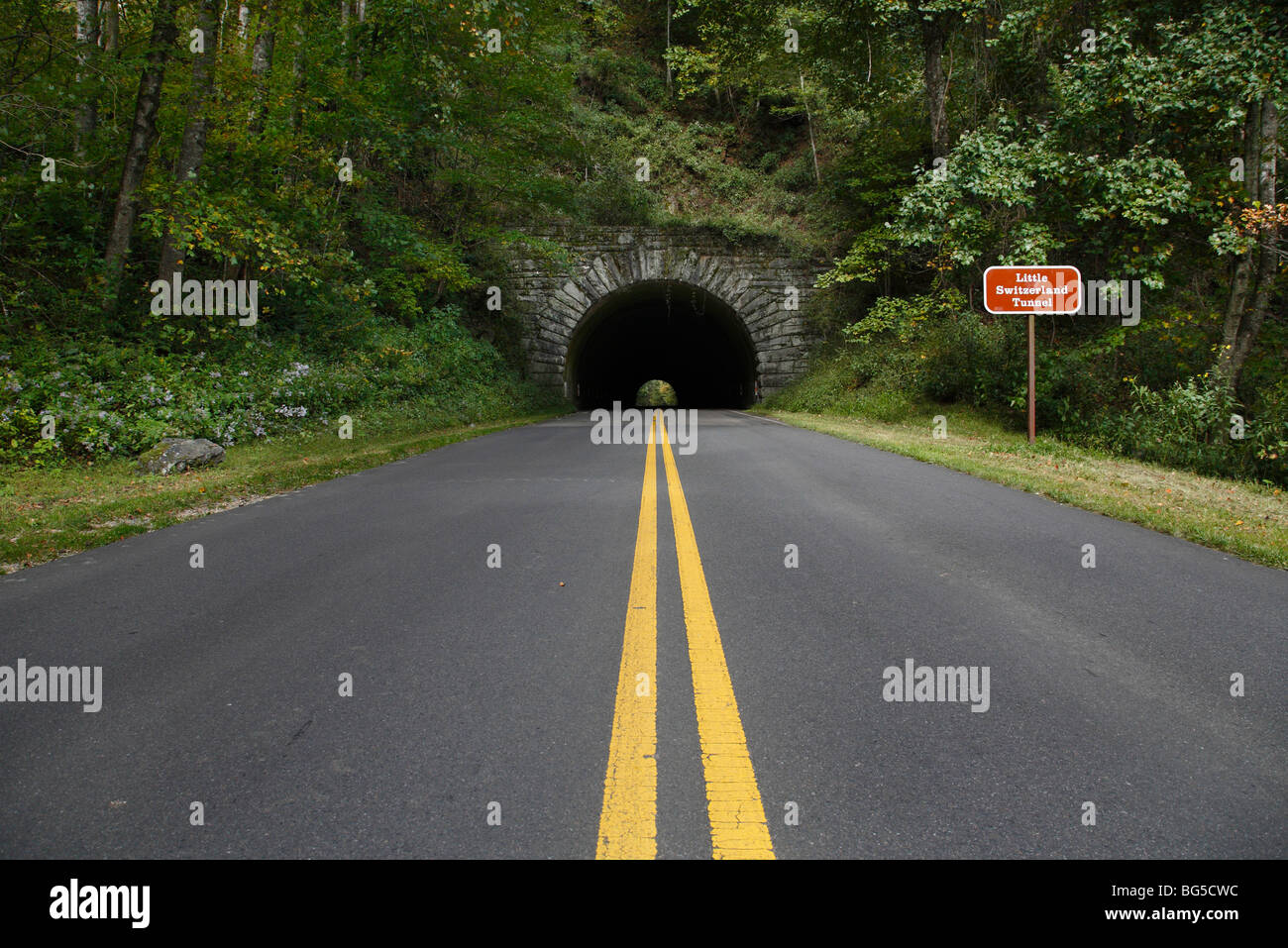 Ein Steintunnel in North Carolina NC auf dem Blue Ridge Parkway eine leere Straße in den Appalachen in flachem Winkel, niemand horizontal in den USA Stockfoto