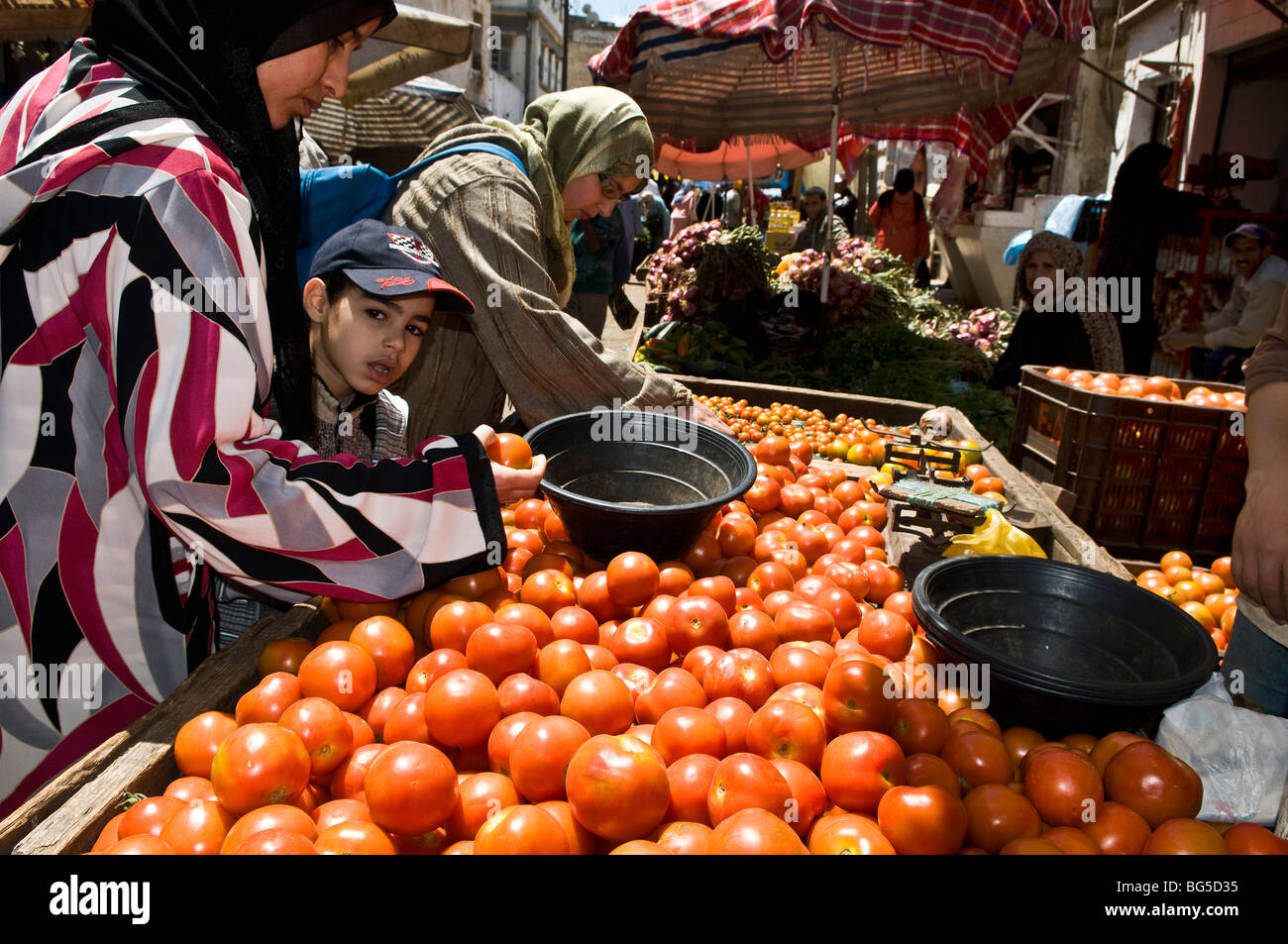 Marokkanische Frauen Einkaufen auf dem bunten Markt in Casablanca. Stockfoto